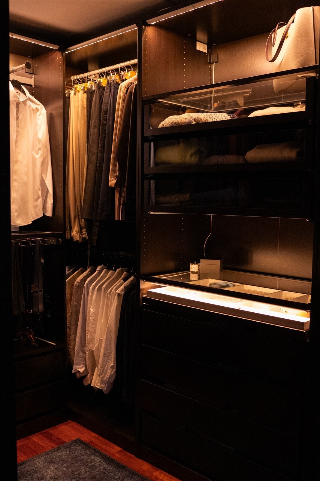 Lyssatt garderobe Galleribilde