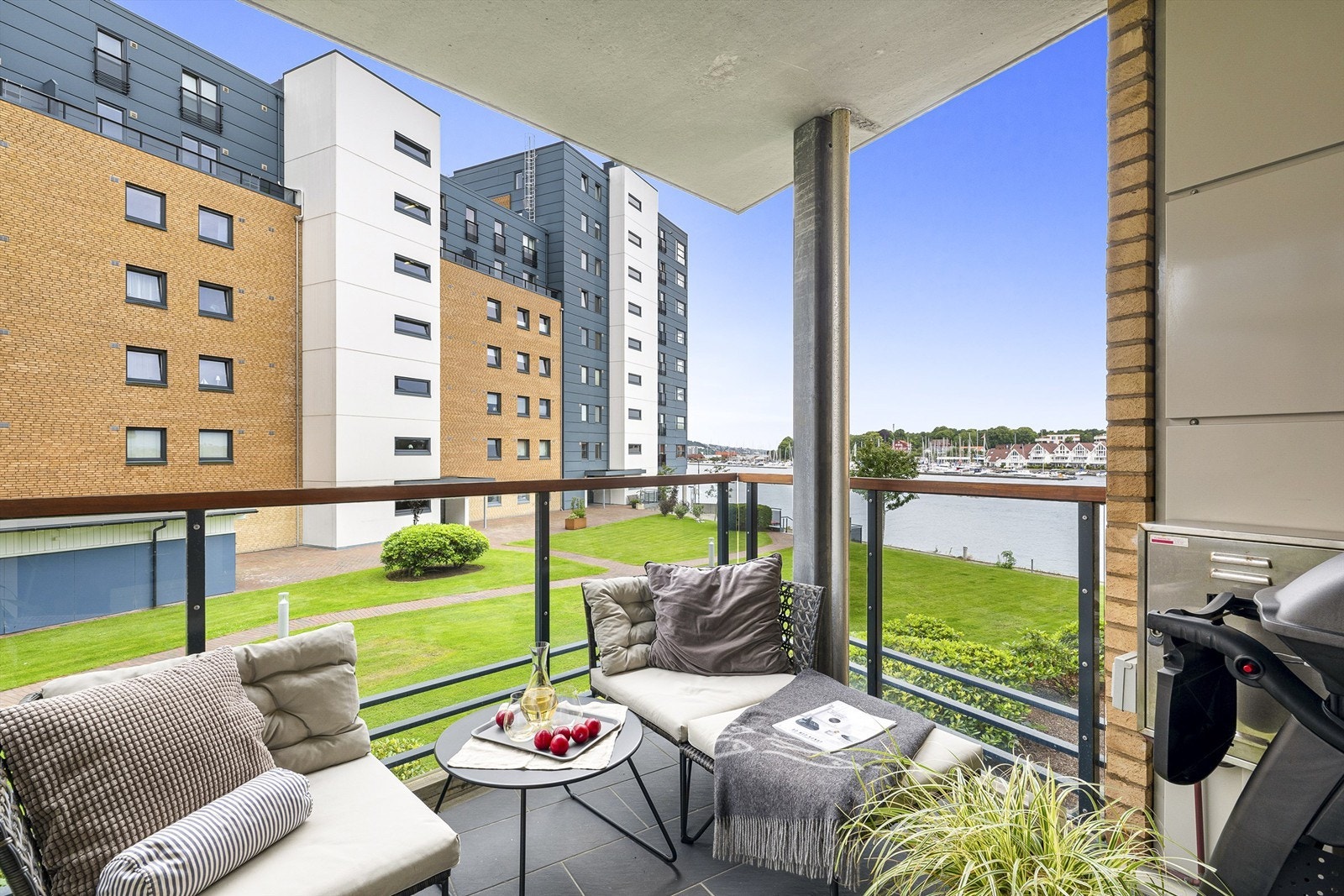 Vestvendt balkong. Flott sjøutsikt. Galleribilde