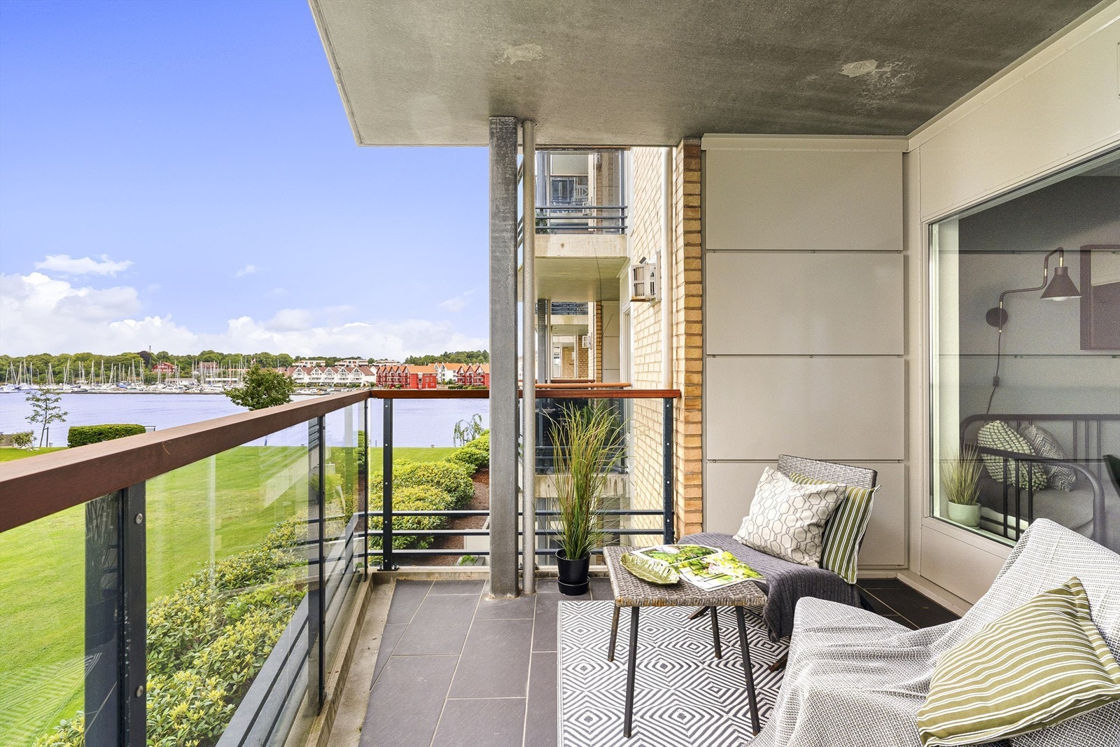 Balkong nr. 2. Begge balkonger er vendt mot vest. Galleribilde