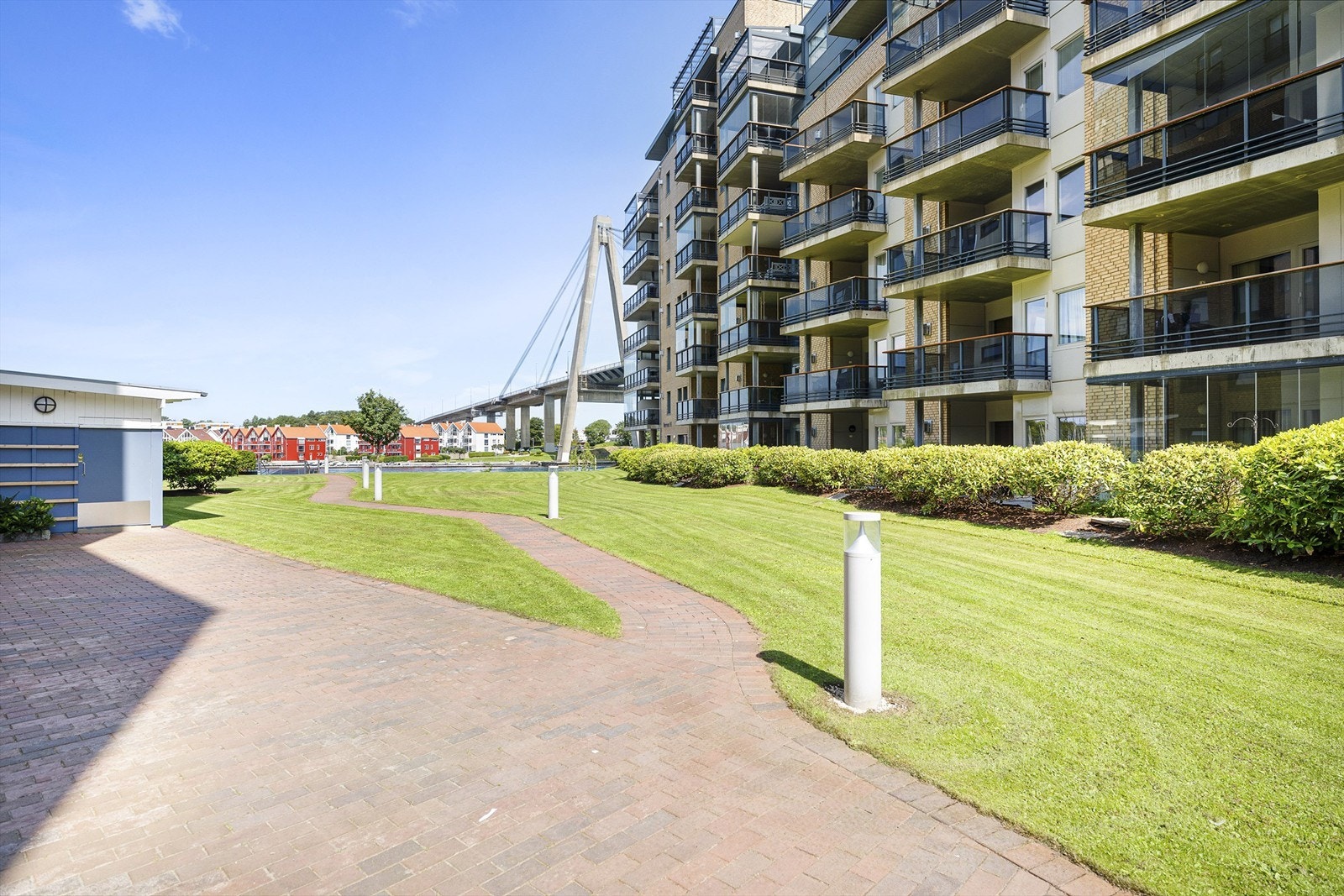 Maritime omgivelser. Blokken ligger helt i sjøkanten! Galleribilde