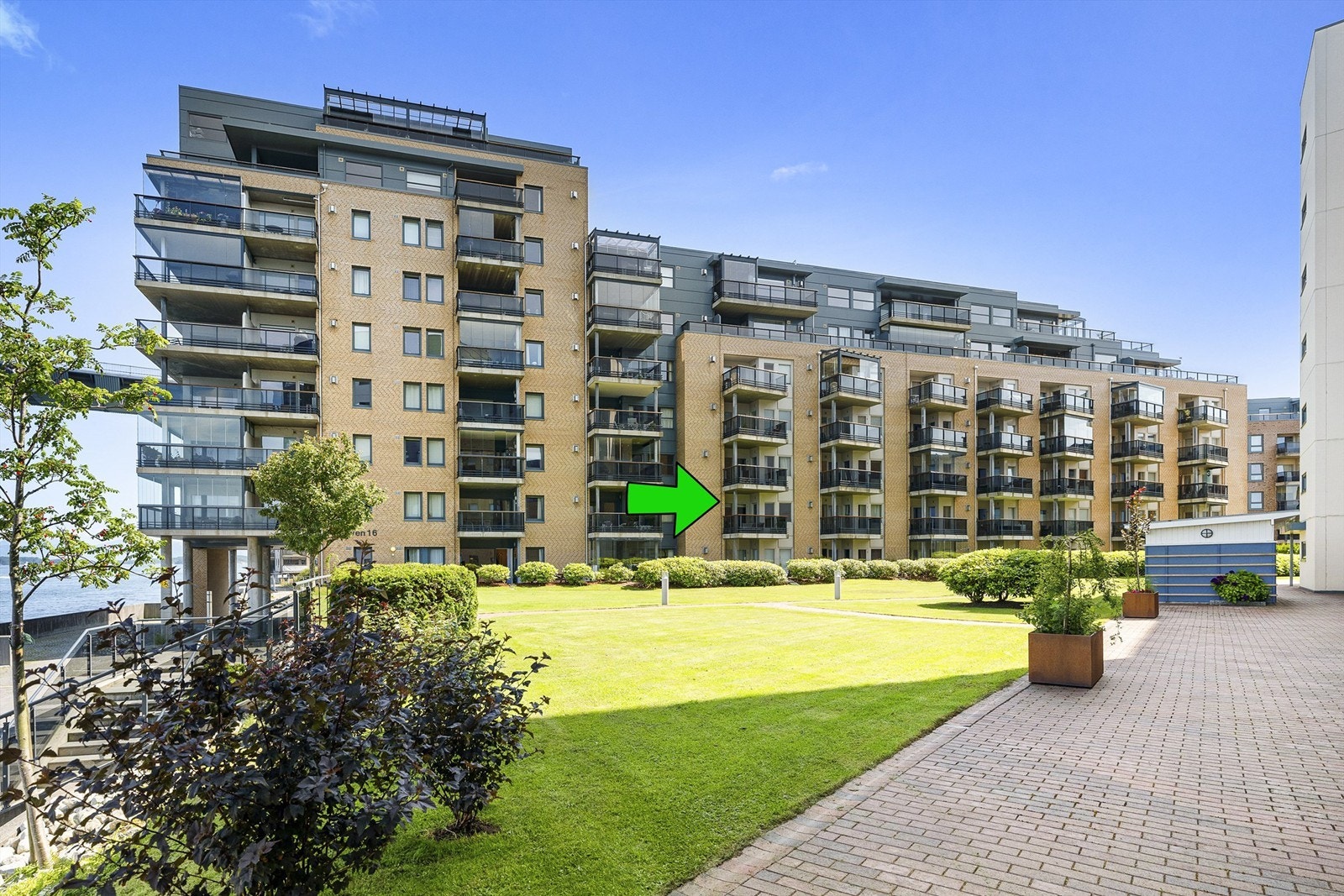 Leiligheten ligger i byggets 2. etasje, vendt mot vest. Galleribilde