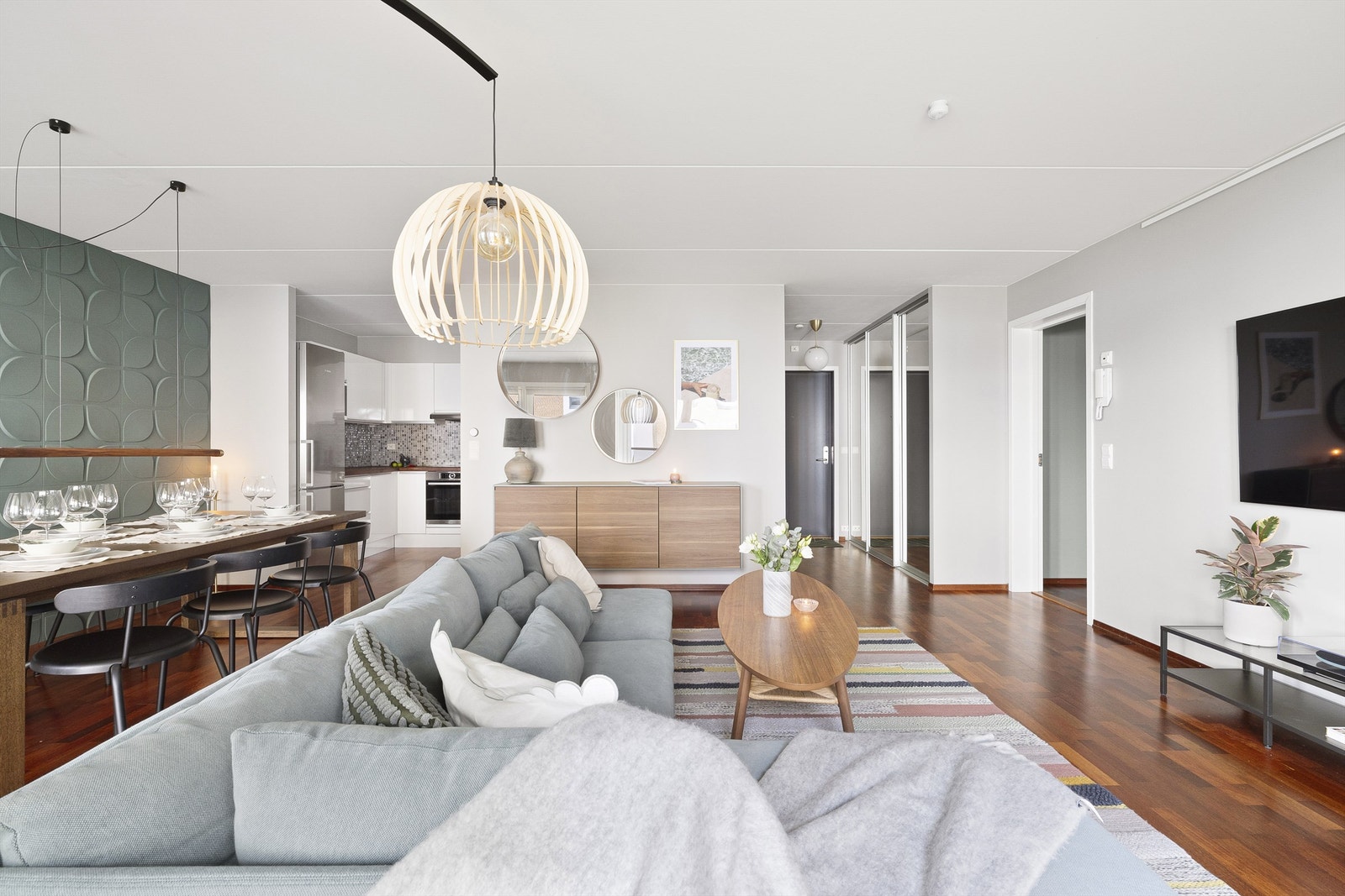 Delvis åpen stue - og kjøkkenløsning. Galleribilde