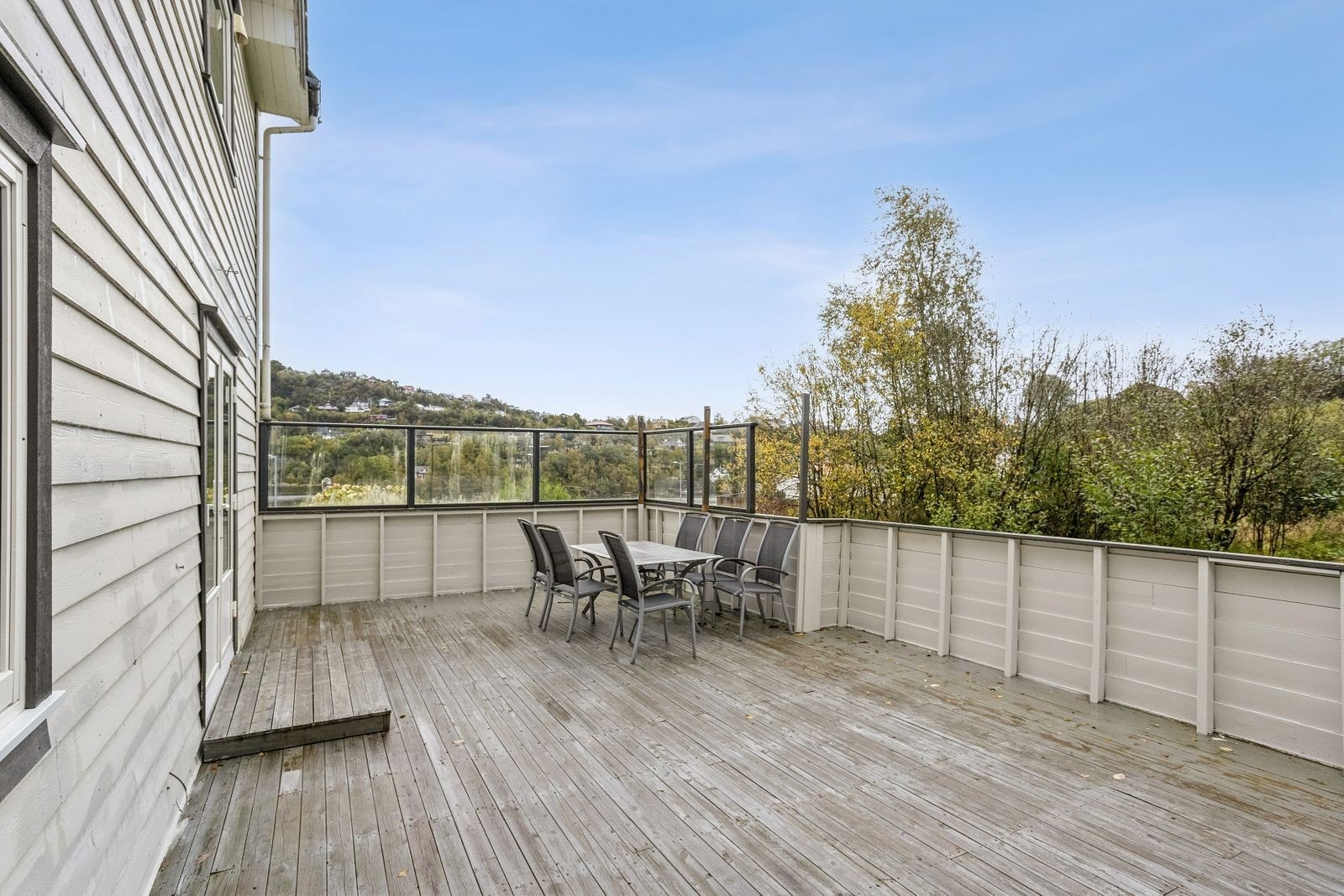 Stor privat terrasse like utenfor stuen - Kontakt megler for visning! Galleribilde