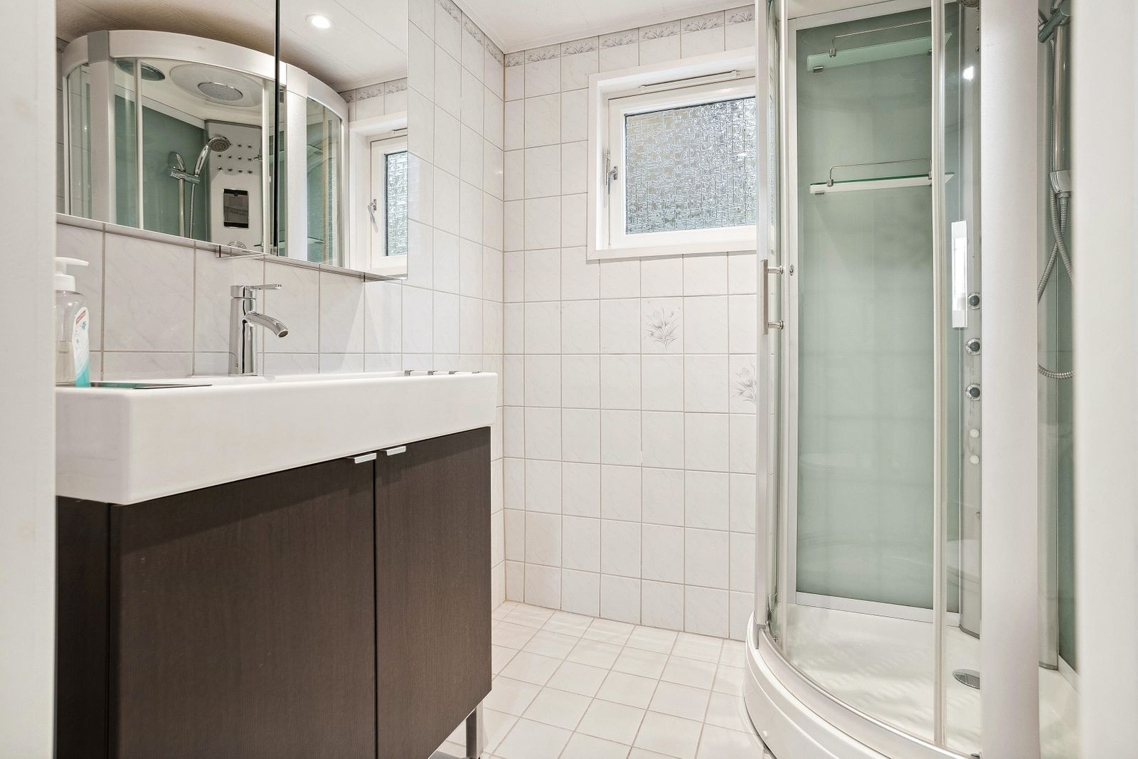 Boligen har ett helfliset baderom. Inneholder wc, dusj og servant. Varmekabler i gulv. Galleribilde