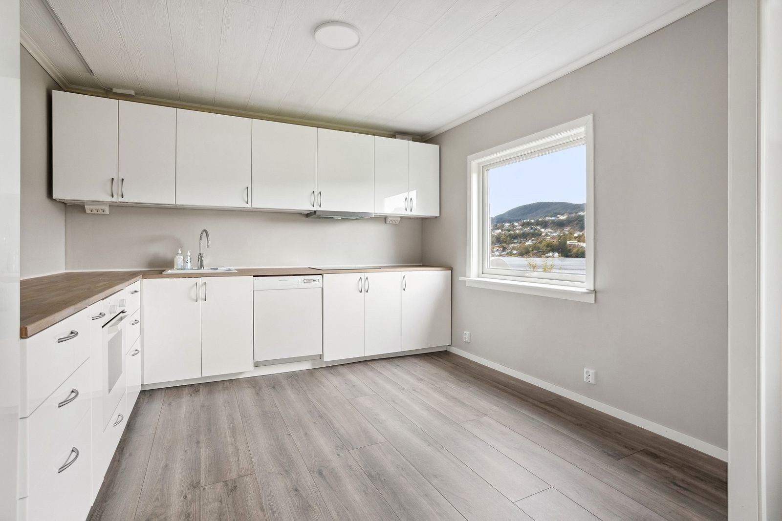 Boligens kjøkken har nymalte vegger og nytt gulv. Galleribilde