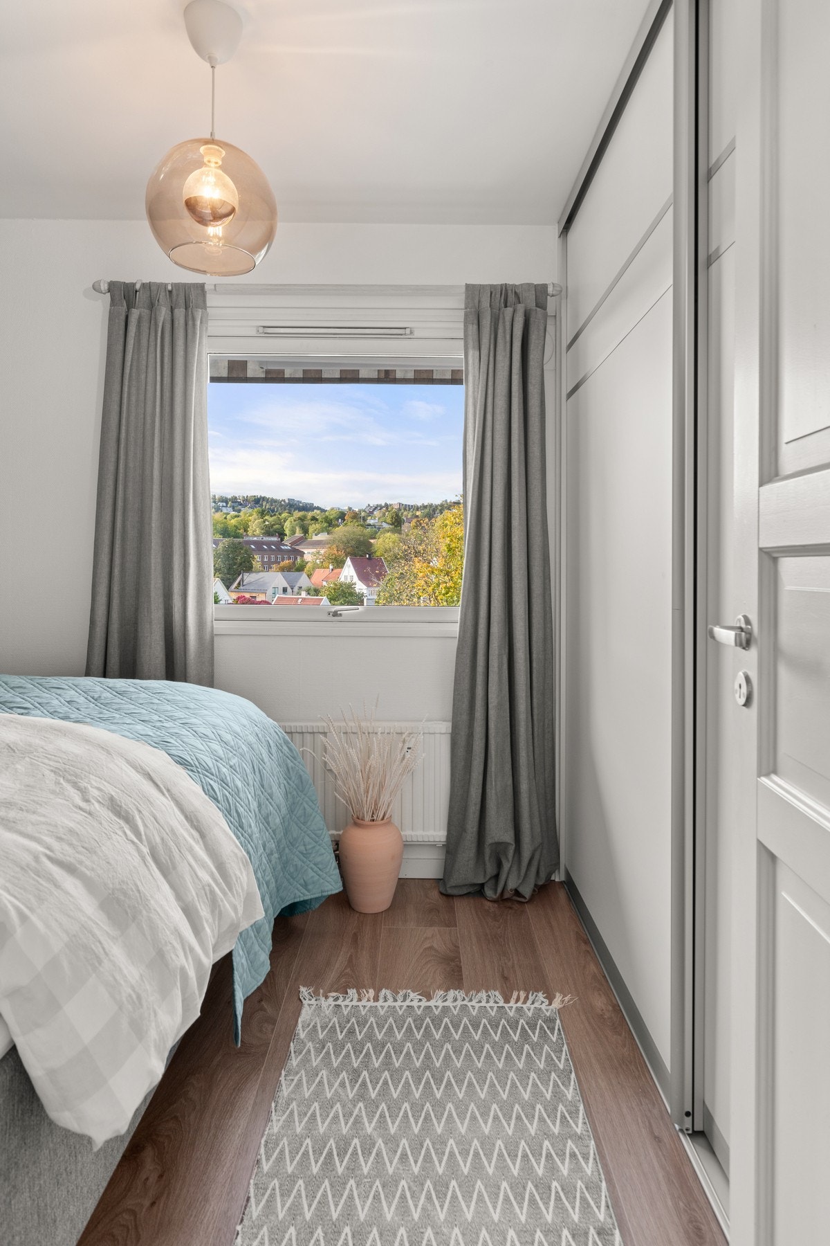 God plass til oppbevaring i form av ny stor skyvedørsgarderobe fra 2019 på én hel vegg. Innvendig hylle-, kurv- og hengeinnredning. Galleribilde