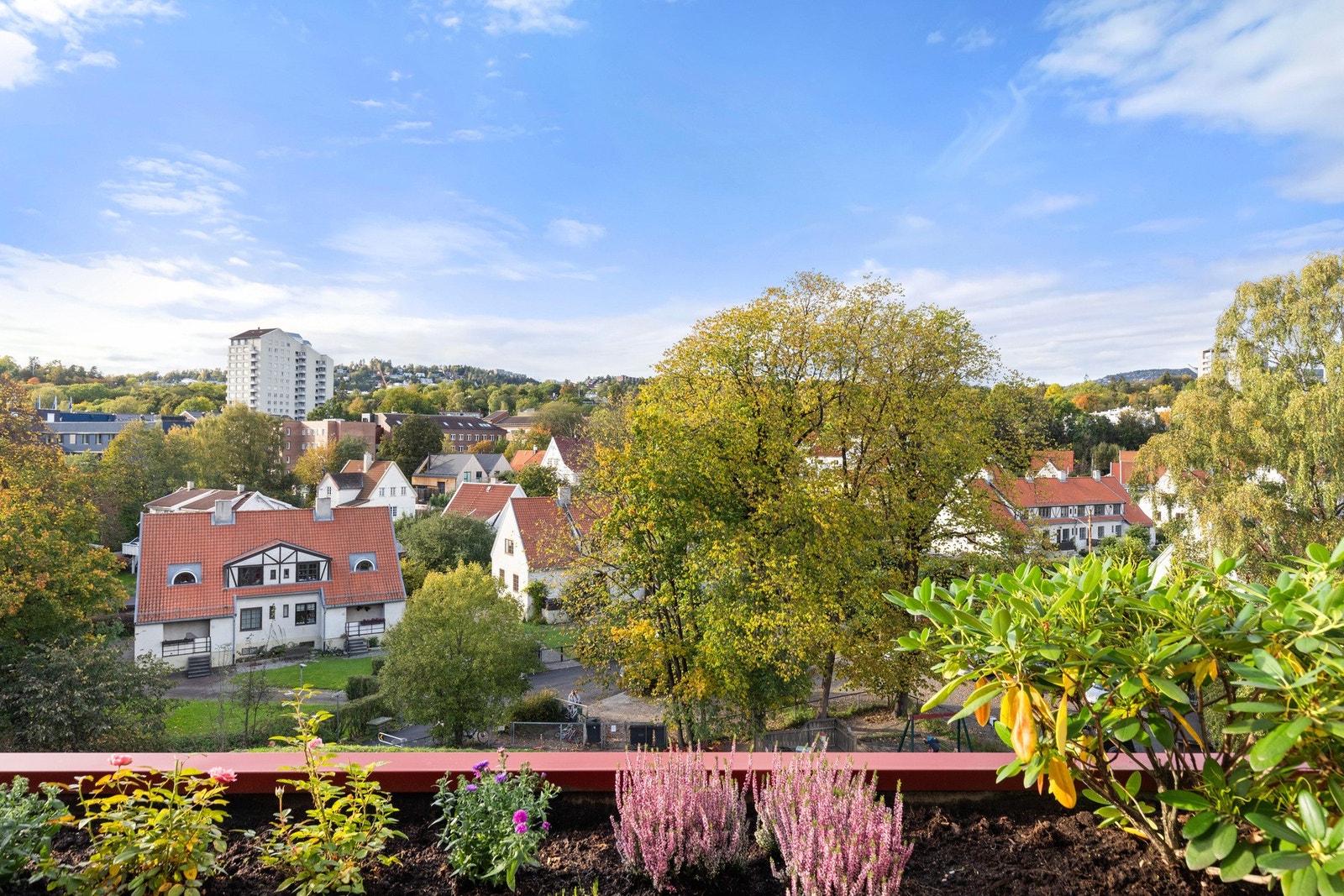 Blomsterkassen er frodig beplantet og det er tillatt med grill på terrassen. Det er anledning til å innglasse terrassen om ønskelig. Galleribilde