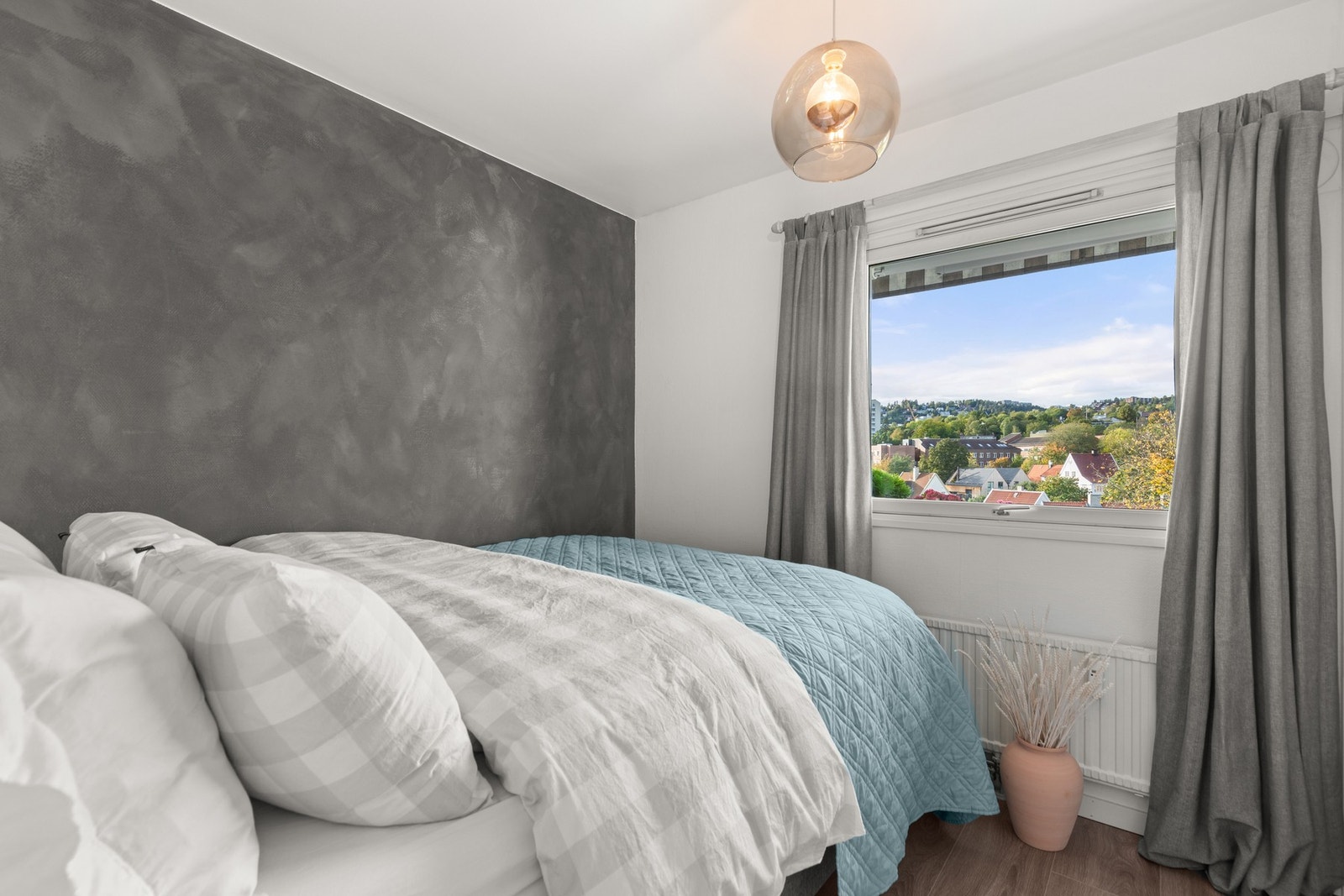 Skjermet soverom med god plass til både stor seng og garderobe. Rommet er i dag innredet med 150 cm bred seng. Galleribilde