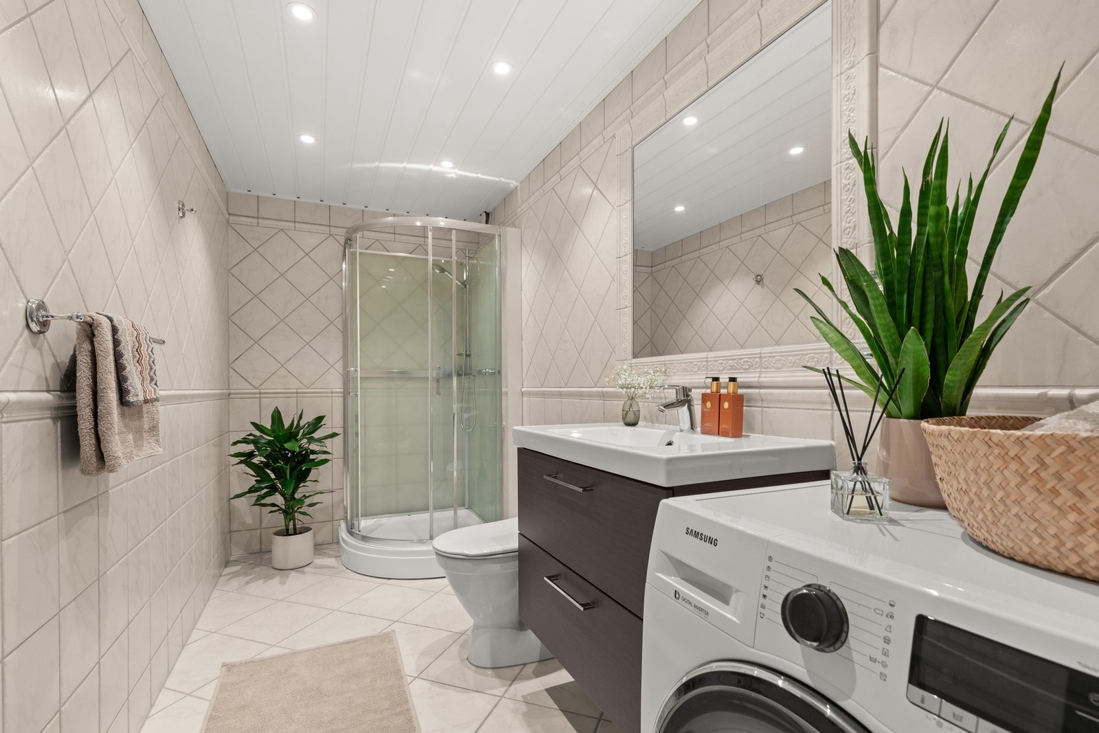 Badet er av meget god størrelse og innbyr til både effektive morgener, velvære og egentid. Badet er tidløst innredet i lyse sandtoner, som gir en behagelig start på morgenen. Galleribilde