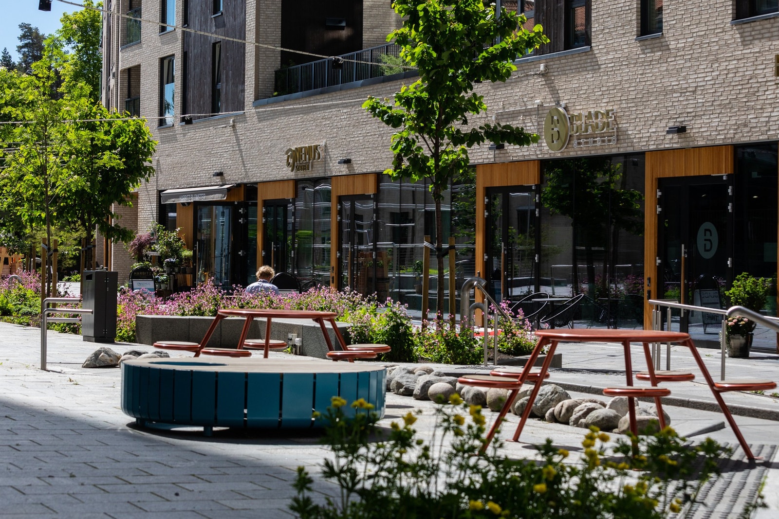 Det er flere dagligvarebutikker i nærområdet som Rema 1000 og Kiwi på Hoff. I tillegg er det kun en rask spasertur til nye Harbitz Torg med bl.a. Coop Mega, apotek, blomsterbutikk, Sabi sushi og Hos Alma, en koselig nabolagsrestaurant. Galleribilde