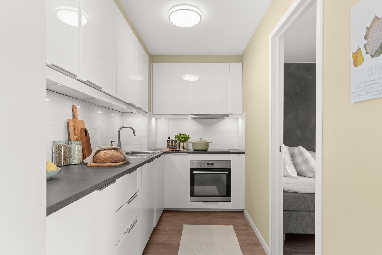 Hvitevarer følger med og består av integrert stekeovn, keramisk platetopp og oppvaskmaskin, samt frittstående kjøle- og fryseskap. Ventilator over platetopp. Galleribilde