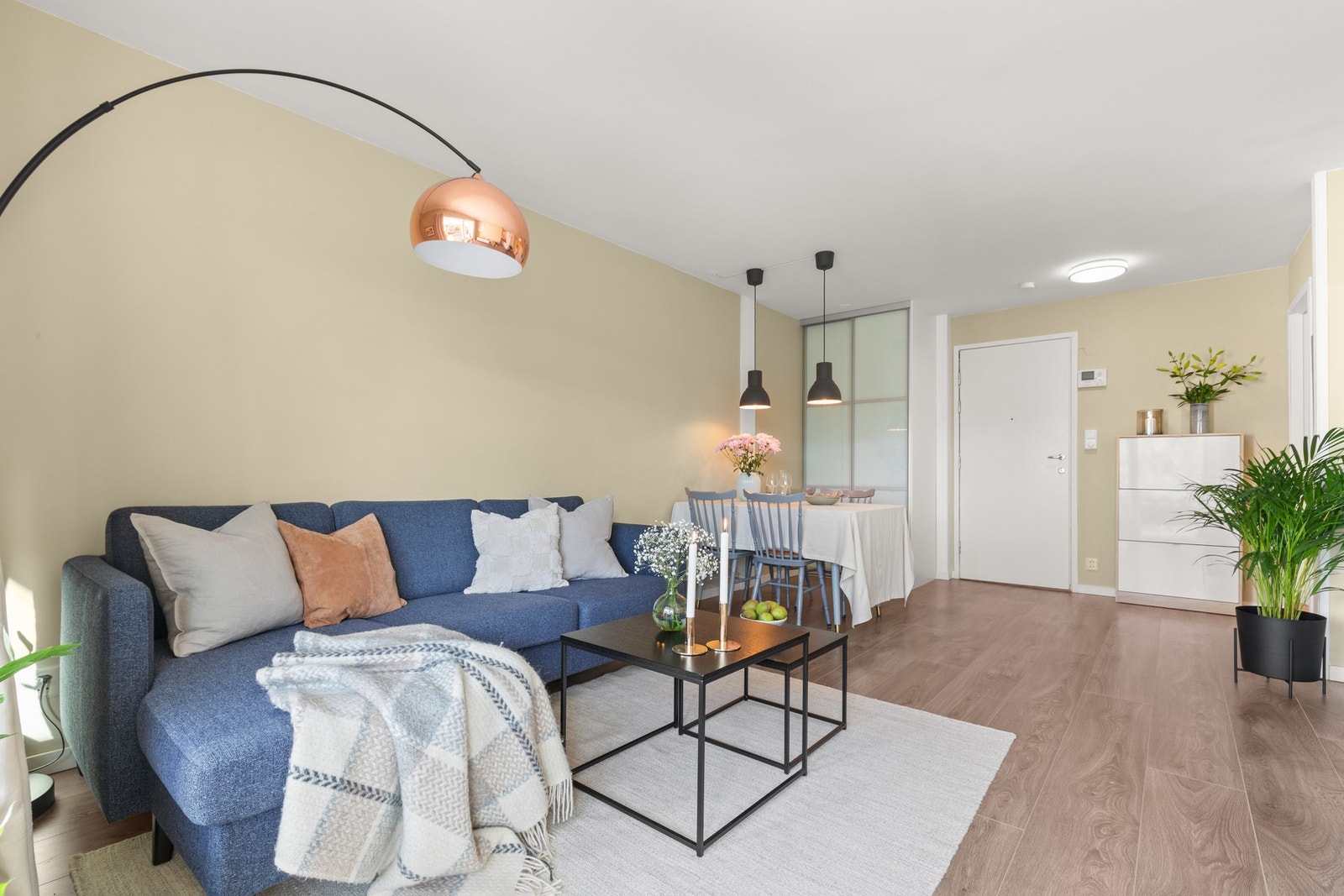 Stuen har god plass til både sofa, spisebord og annet møblement. Det er nytt gulv fra 2017 i leiligheten og utført overflatebehandling av alle vegger fra 2017 til i år. Galleribilde