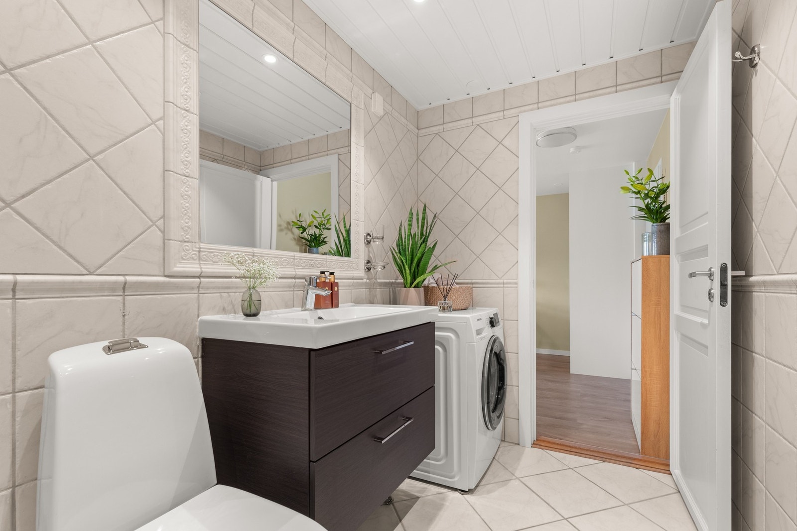 Badet er innredet med dusjkabinett i herdet glass og ny innredning fra 2018 med heldekkende servant og brede skuffer. Opplegg for vaskemaskin. Galleribilde