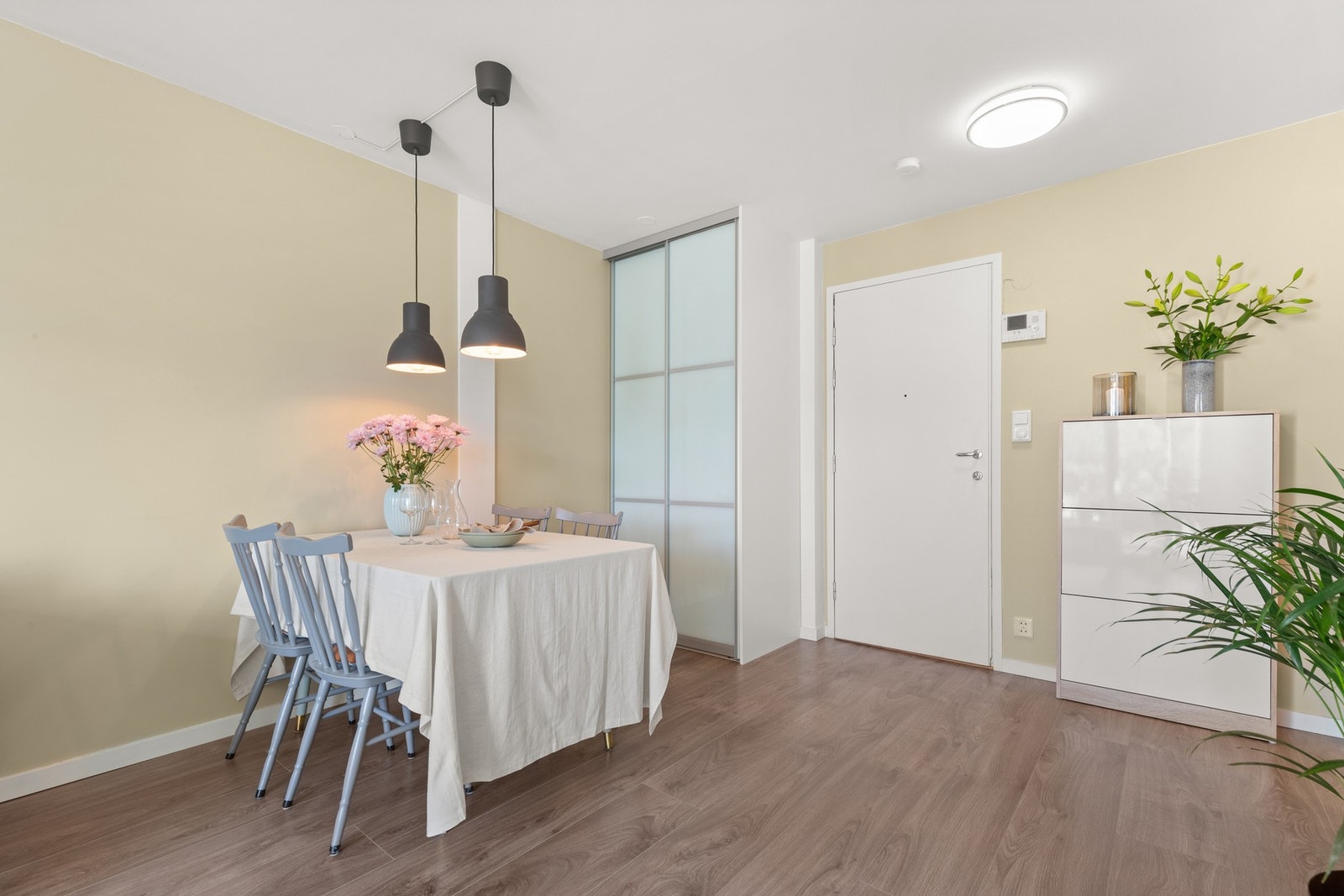 Innvendig møtes du av en lys og romslig entré, som gir en hyggelig velkomst inn i boligen. Entreen er åpnet opp fra opprinnelig løsning. Skyvedørsgarderobe fra 2019. Galleribilde