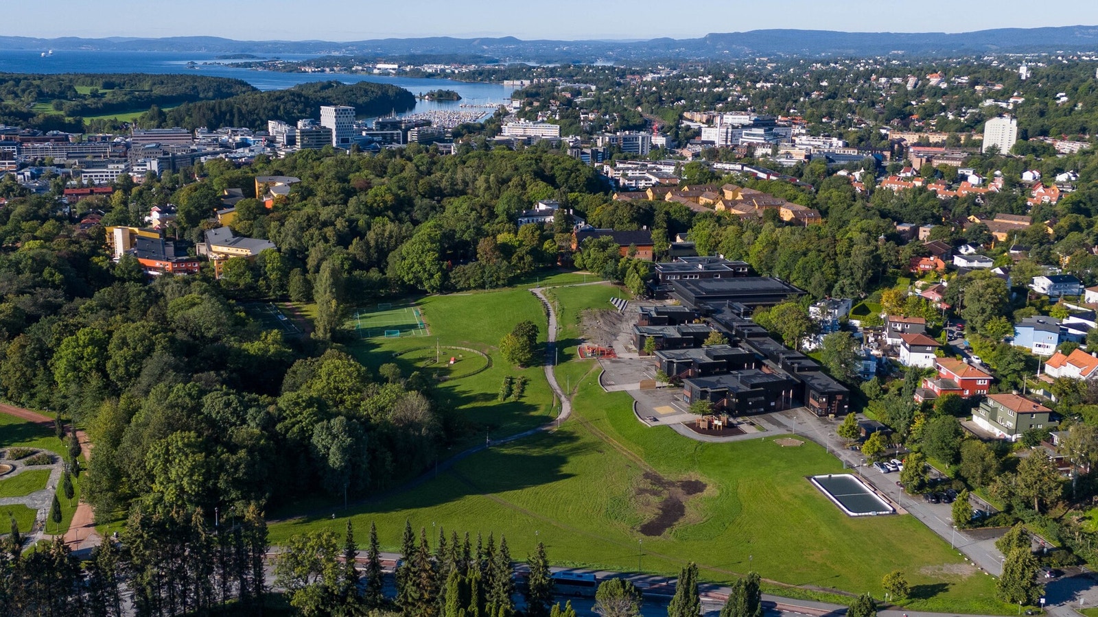 Området er omkranset av herlige rekreasjonsområder. Inngang til Skøyenparken/Den engelske park er rett ovenfor borettslaget. Parken er det perfekte utgangspunkt for spaser- eller joggeturer til Frognerparken. Galleribilde