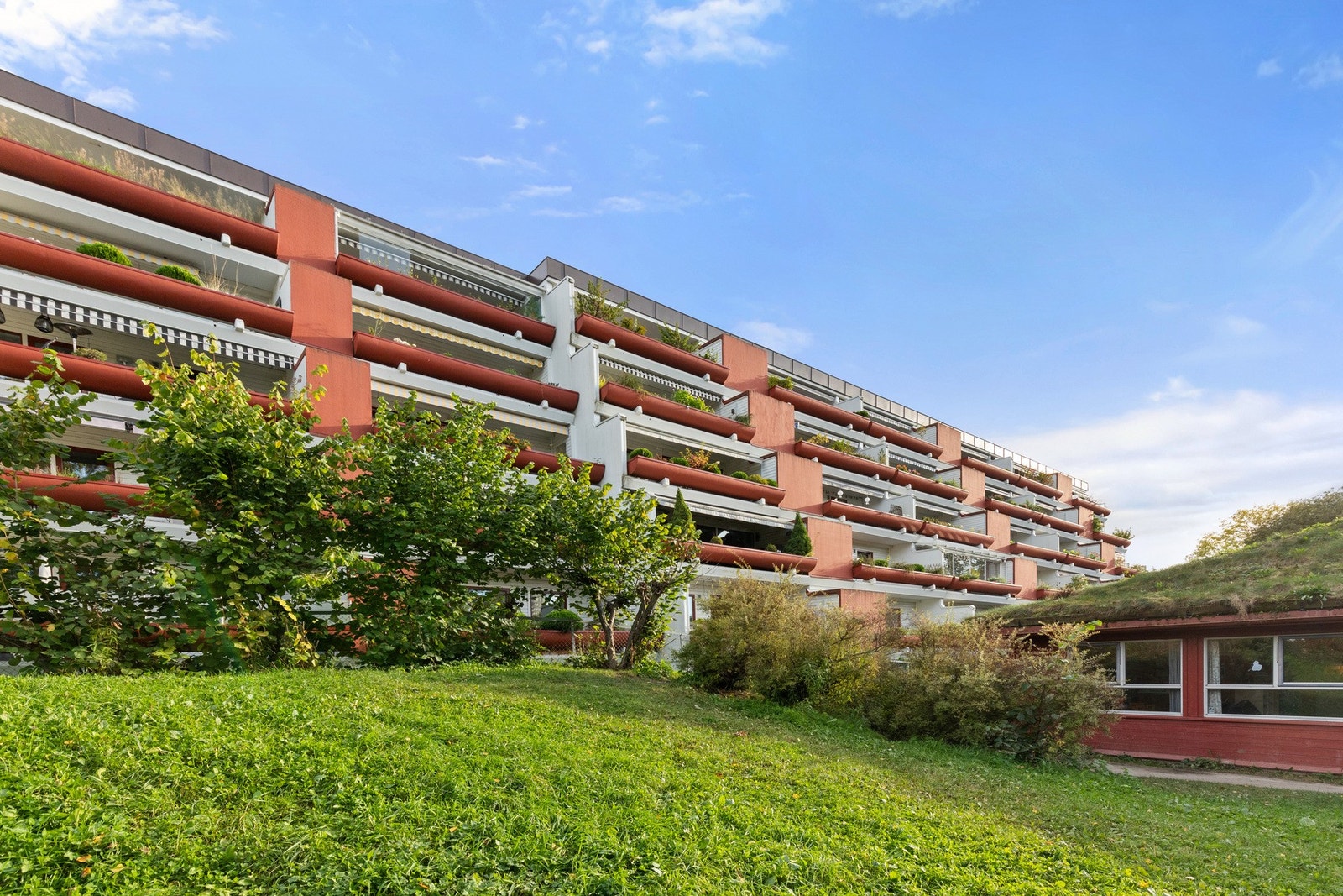 Fasade vist fra terrassesiden hvor leiligheten ligger i toppetasjen, 4. etasje. Inngang i 1. etasje på motsatt side. Galleribilde