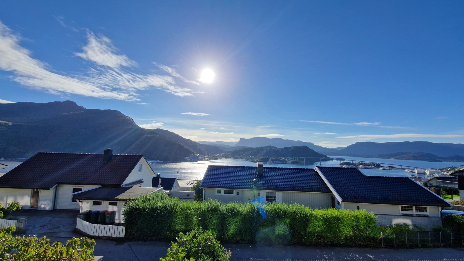 Utsikt fra altan, utenfor hovedetasje mot øst Galleribilde