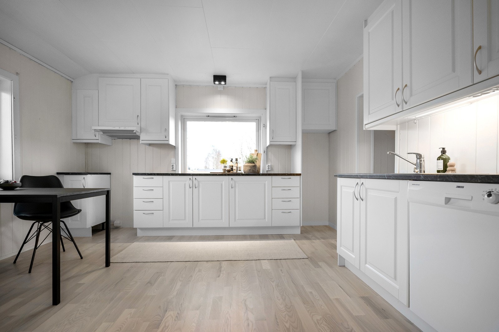 Romslig med plass til hvitevarer som oppvaskmaskin, komfyr og kjøleskap. Galleribilde