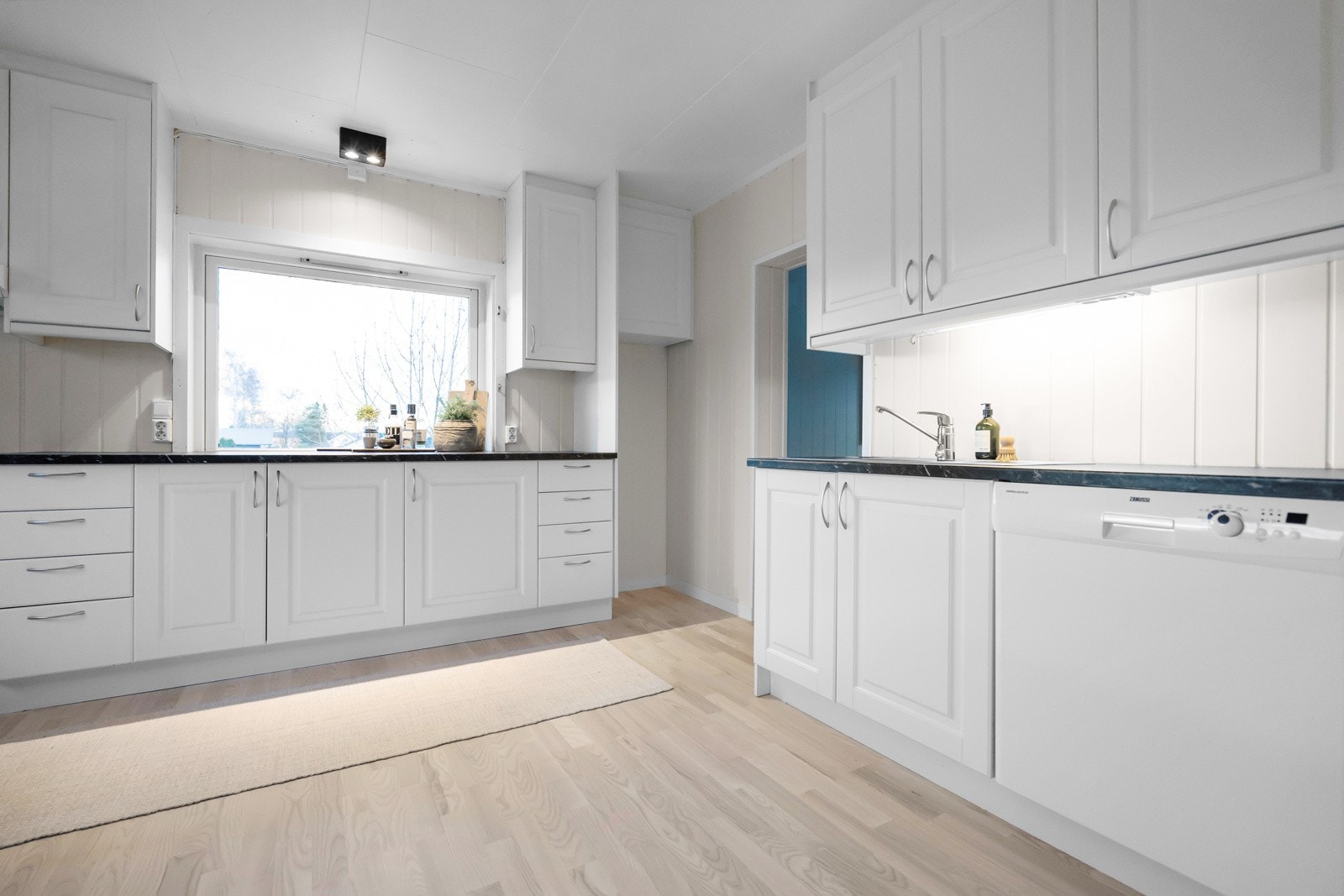 Lyst og klassisk kjøkken. Galleribilde