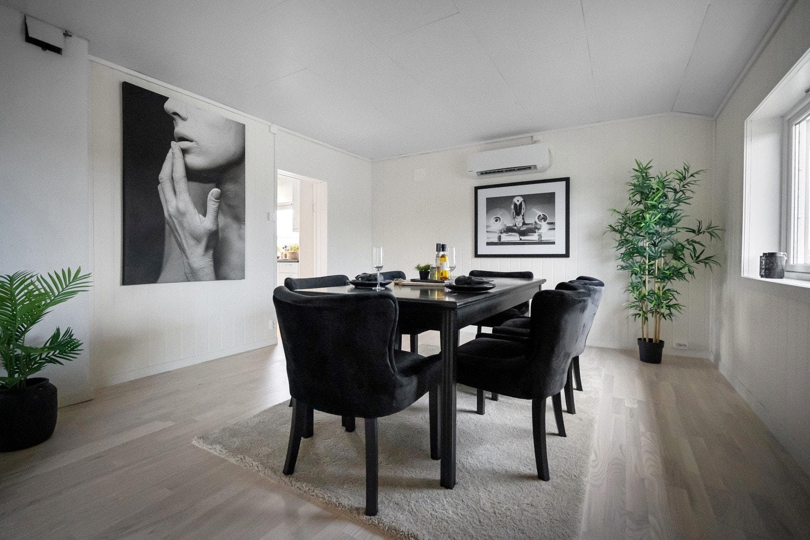 Romslig spisestue. Galleribilde