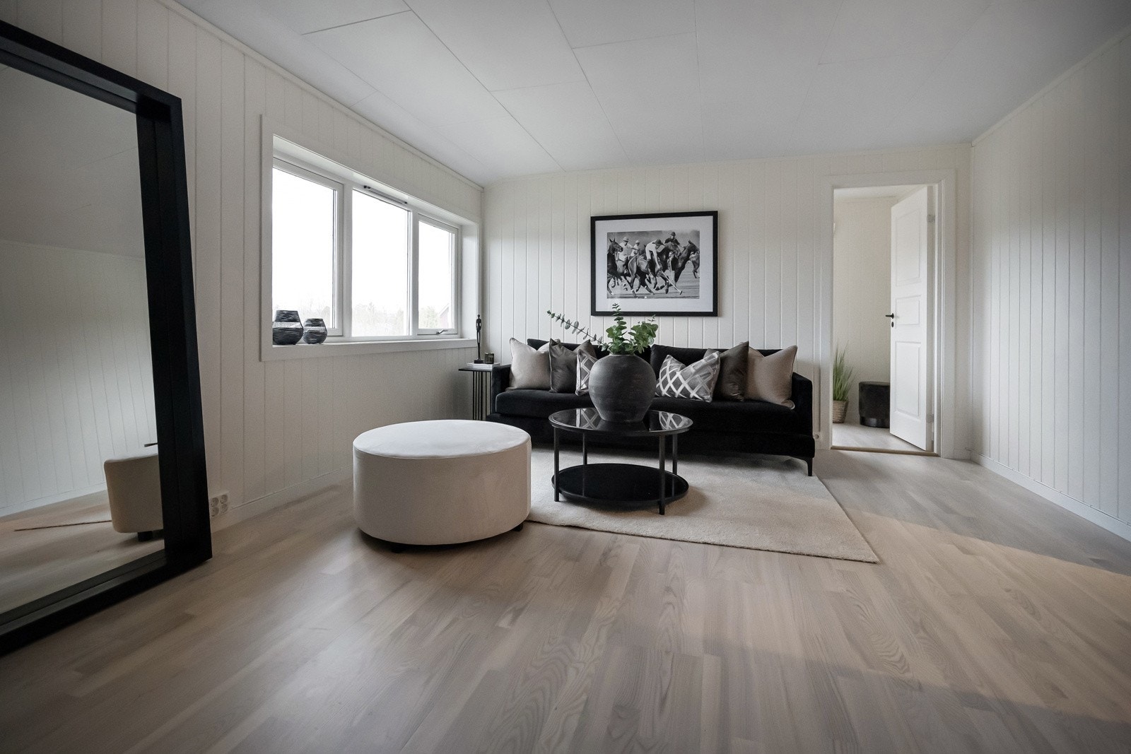 Moderne halvpart av tomannsbolig beliggende i 2.etasje. Galleribilde