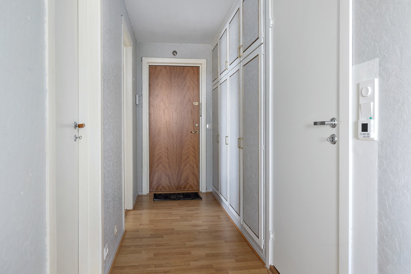 Gang med garderobeskap Galleribilde