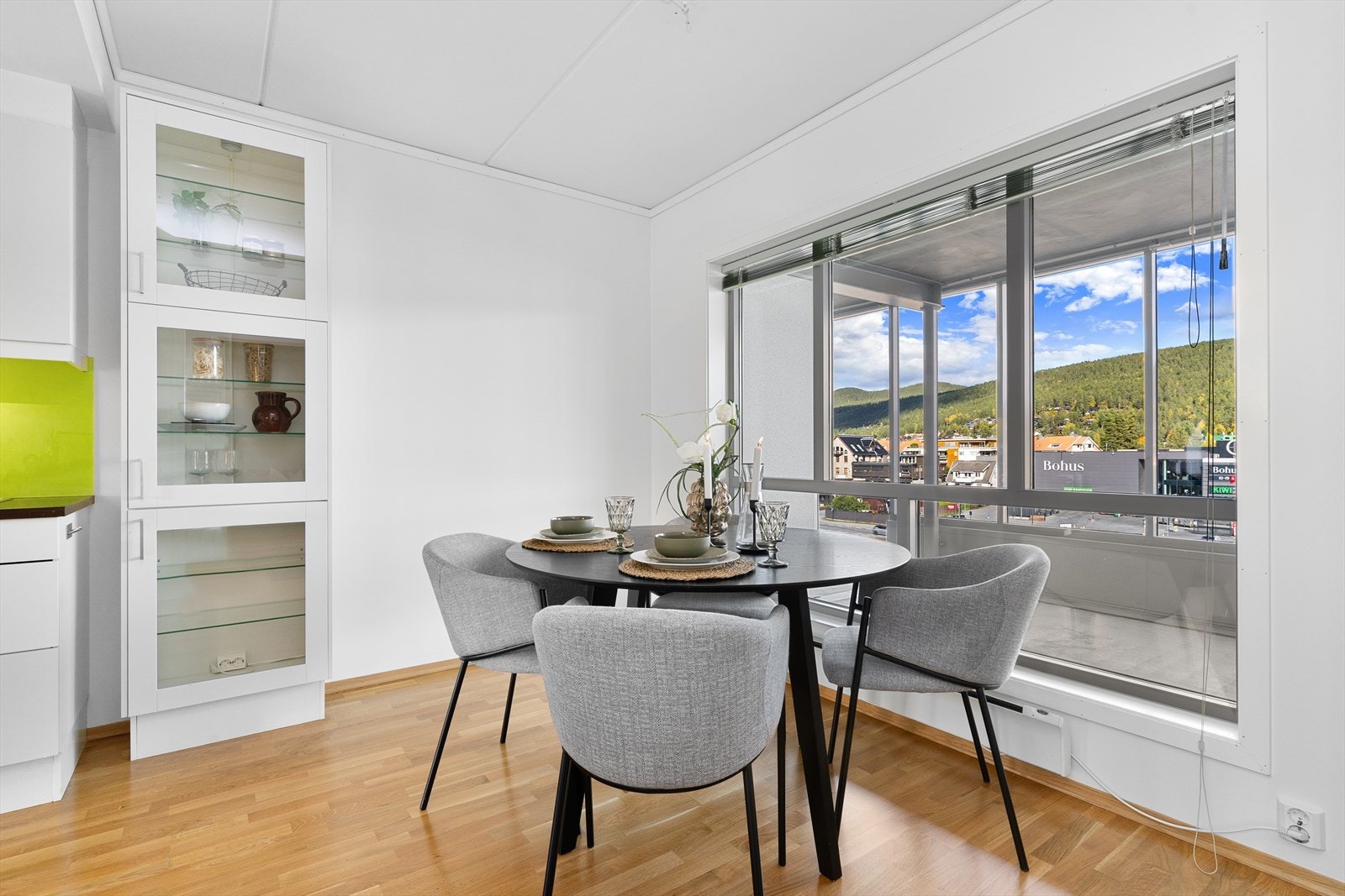 Rommet har også plass til en koselig spisegruppe. Galleribilde