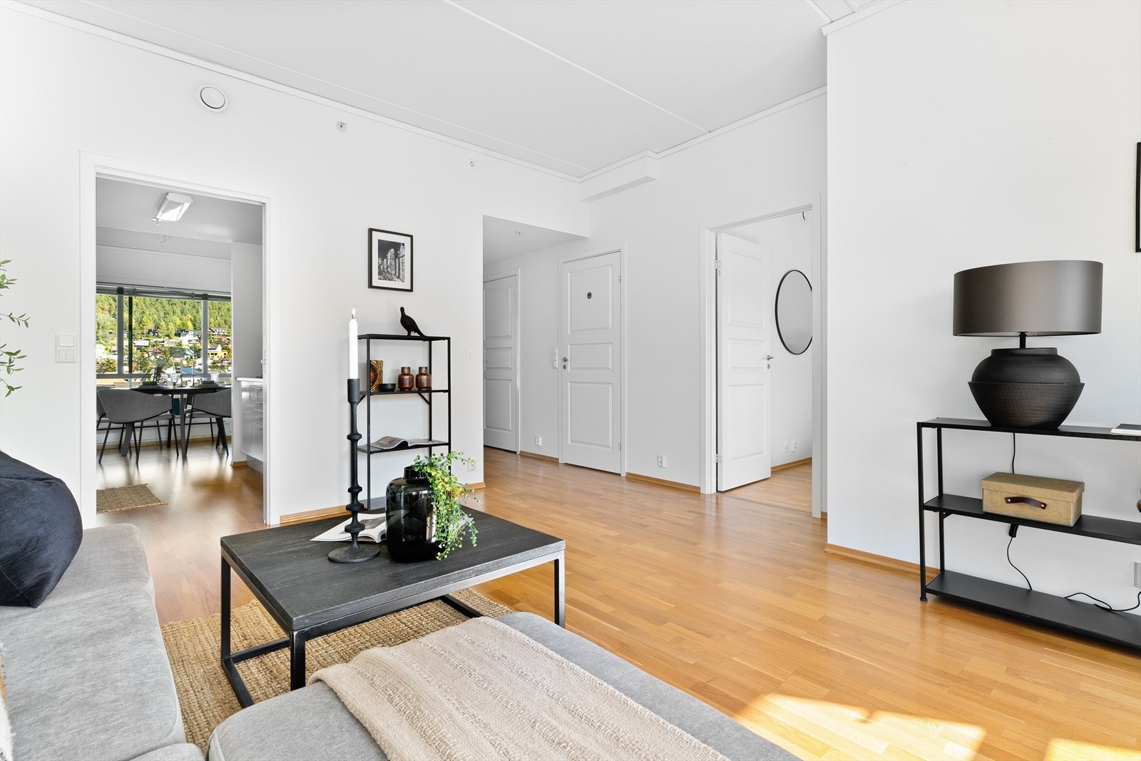 Det er gjennomgående lyse og moderne overflater, og leiligheten har balansert ventilasjon. Galleribilde