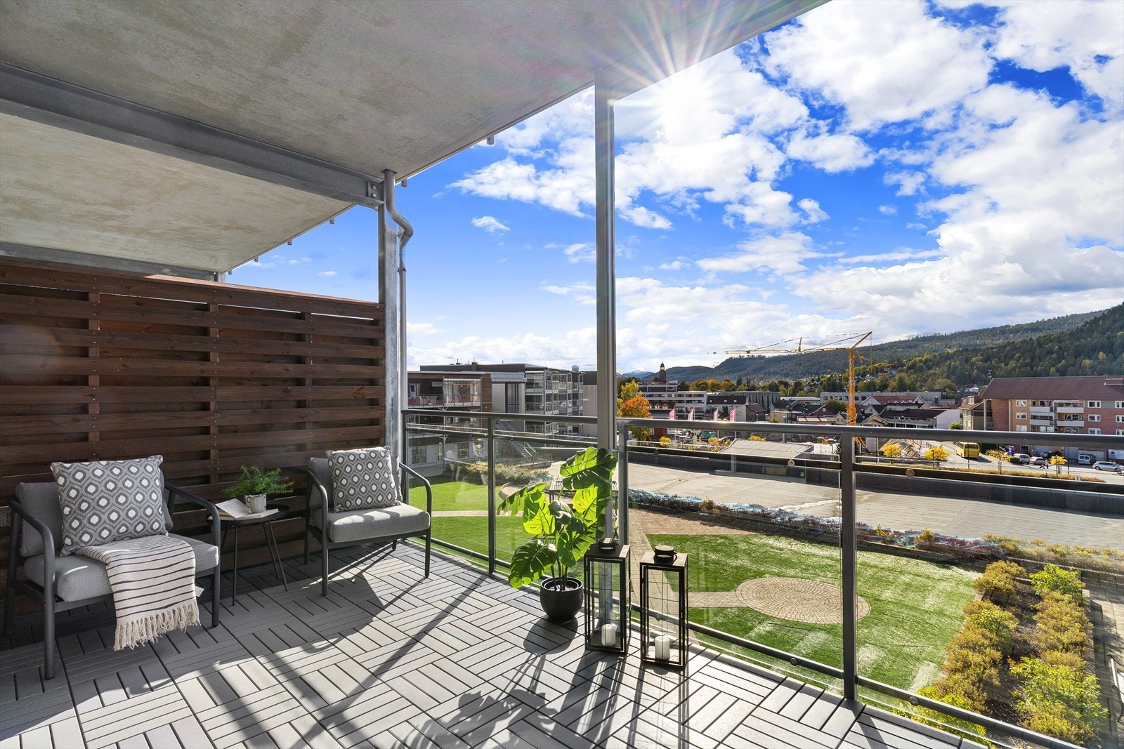 Leiligheten har en fin overbygget balkong på ca. 12 m². Galleribilde