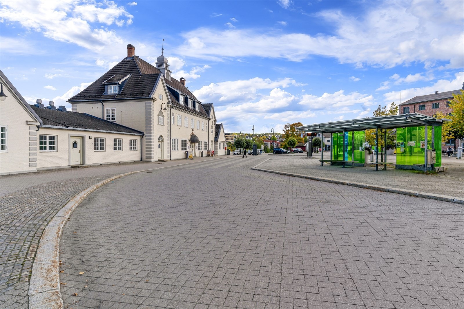 Kongsberg knutepunkt ligger rett utenfor døren og her er det tog- og bussforbindelse til diverse lokasjoner, samt taxiholdeplass. Galleribilde