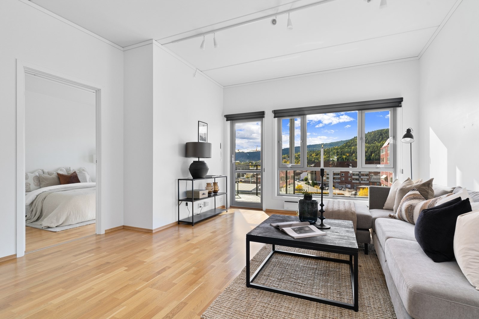 Det er god plass til møblering av en sofagruppe, og det er utgang til en overbygget balkong. Galleribilde