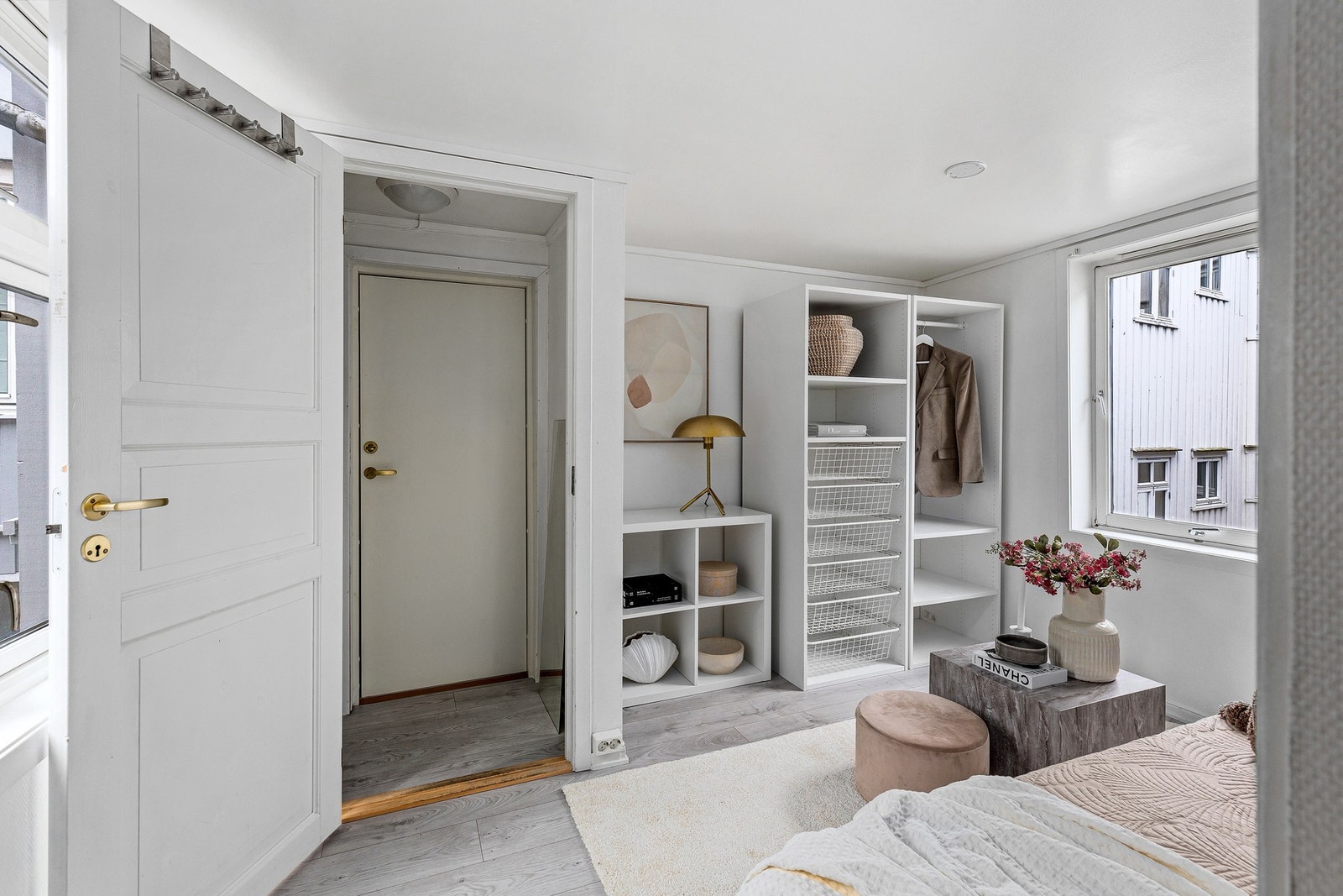 Det er godt med naturlig belysning fra begge sider av rommet. Galleribilde