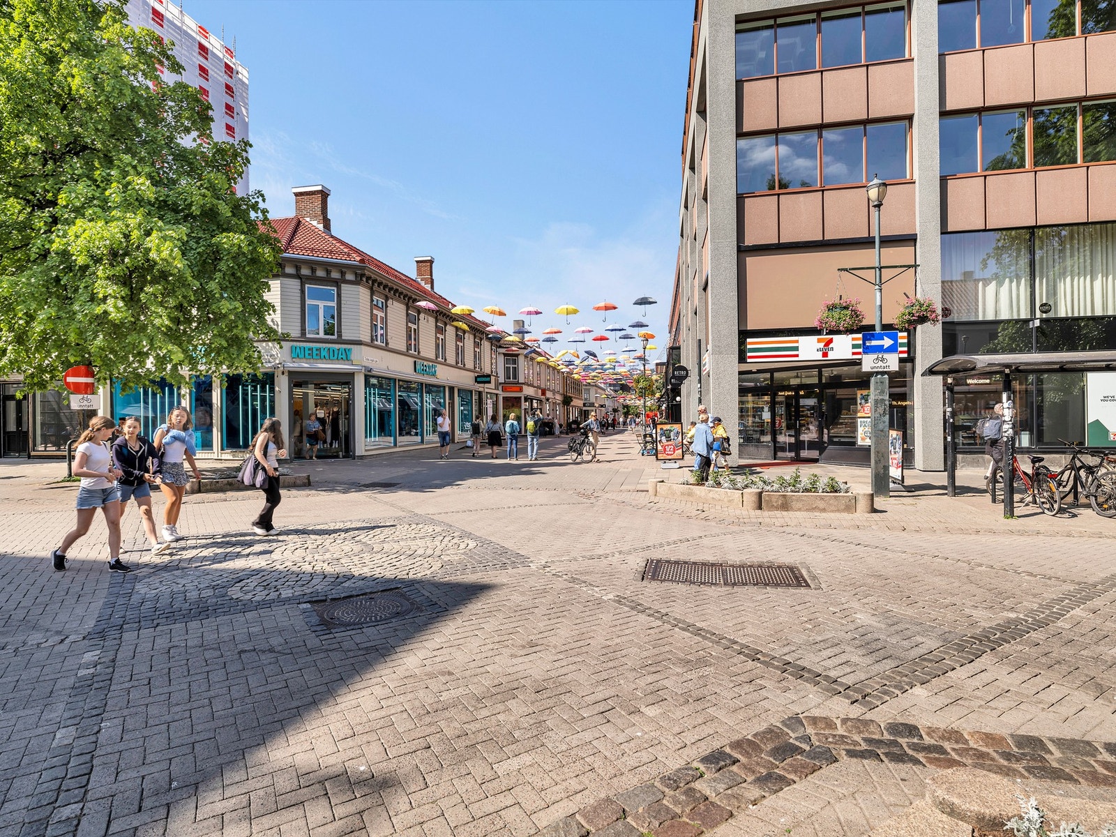 Området omfatter bysenteret innenfor elveslyngen og kanalen. Galleribilde