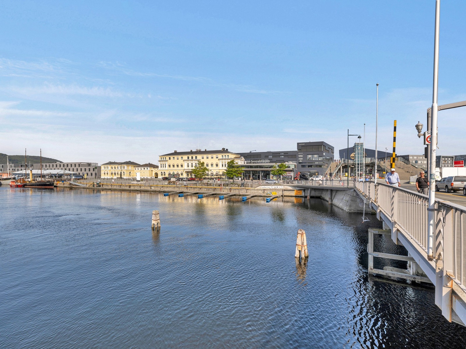 Med Sentralstasjonen i umiddelbar nærhet går det raskt å reise til flyplass eller til de flotte turområdene som omkranser Trondheim. Galleribilde