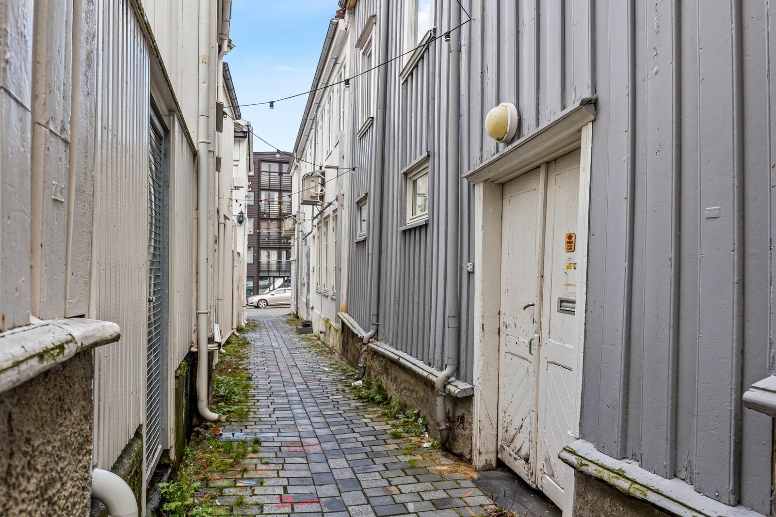 Inngangsparti til bakgården og leiligheten gjennom bakgaten. Galleribilde