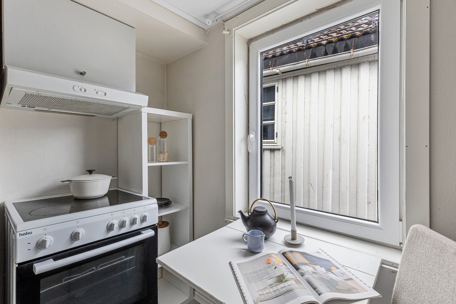 Det er også innredet egen stekeovn med platetopp og ventilator. Galleribilde