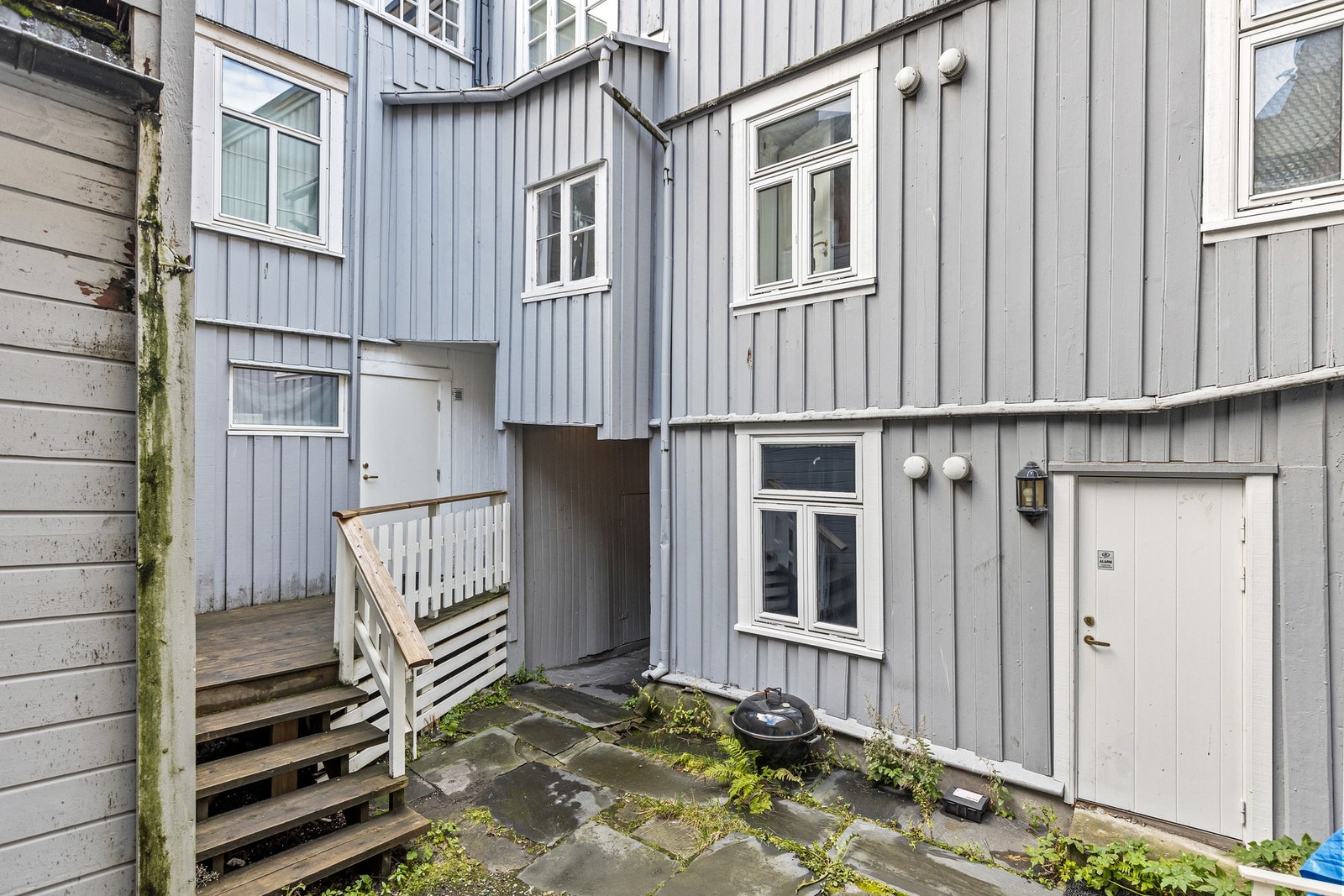 Leiligheten ligger i en rolig bakgård med beliggenhet i hjerte av Trondheim sentrum og gangavstand til alle service fasiliteter. Galleribilde