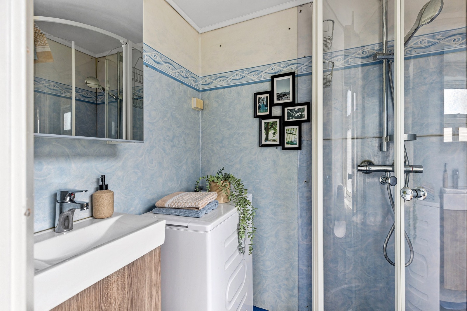 Belegg på gulv og vegger og rom for diverse innredning. Galleribilde