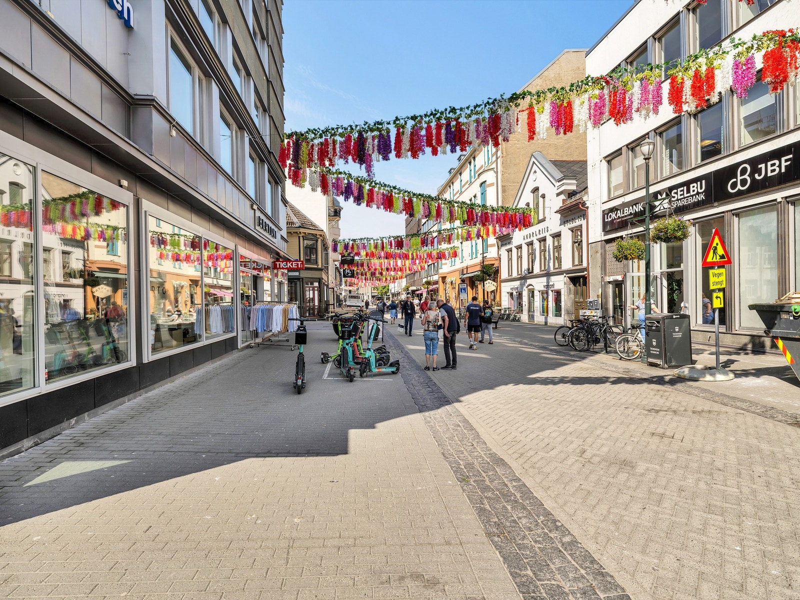 Her finner man byens fleste historiske bygninger og sentrale institusjoner. Galleribilde