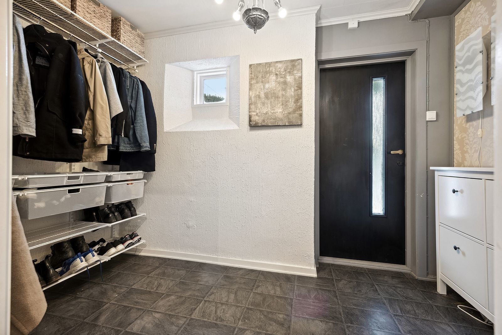 Lys og fin entré med god plass til oppbevaringmuligheter og møblement. Galleribilde