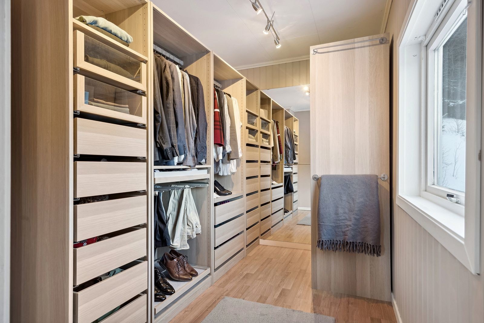 Fra hovedsoverommet har du tilgang til walk-in closet. Galleribilde