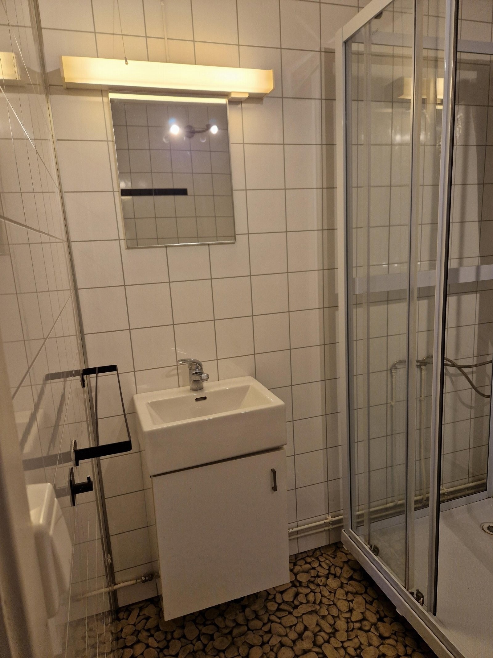 Badet i utleiedelen er utstyrt med vegghengt servant og dusjkabinett. Separat toalettrom. Galleribilde