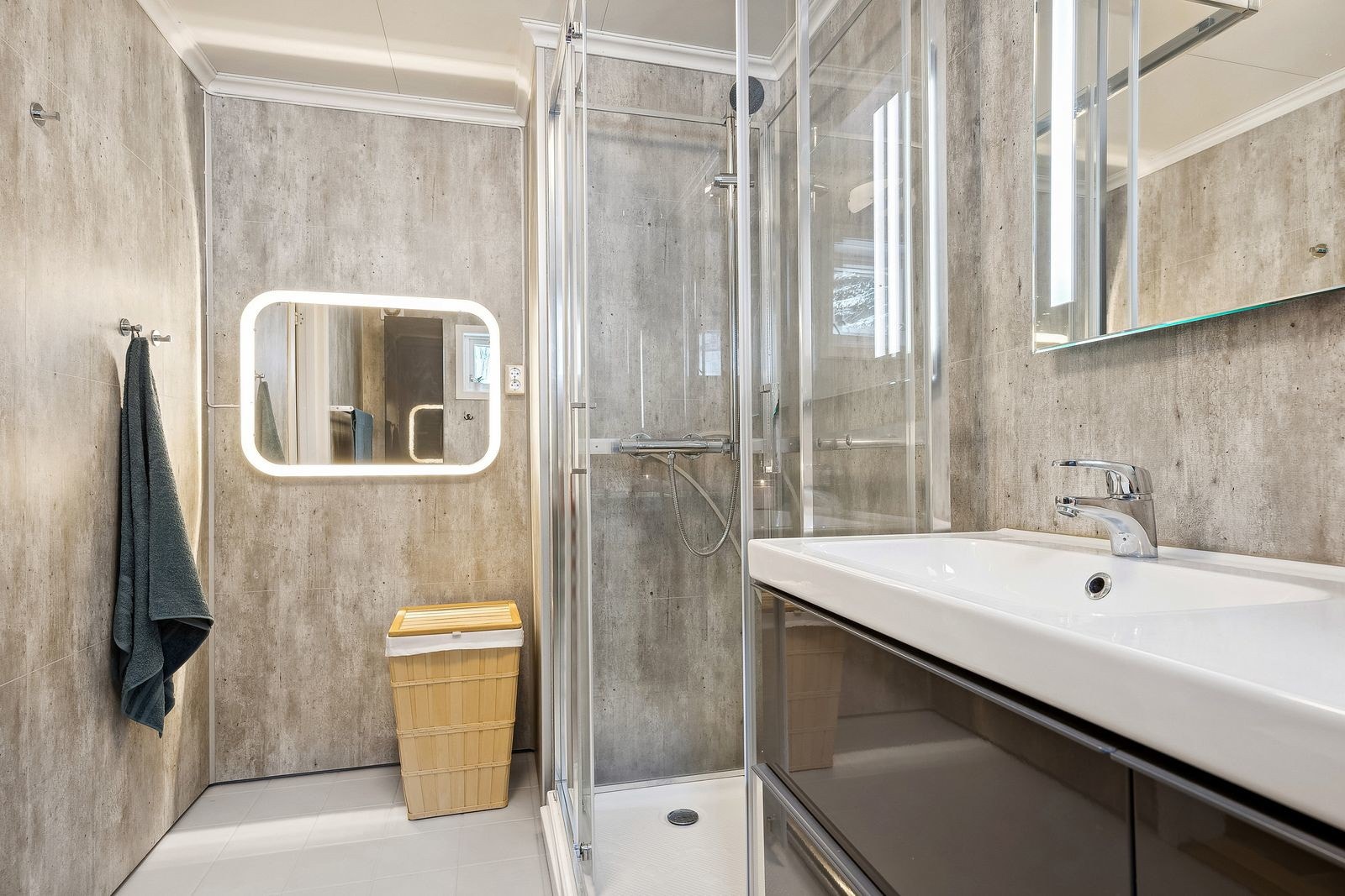 Badet har praktisk innredning med god skap- og skuffeplass. Galleribilde
