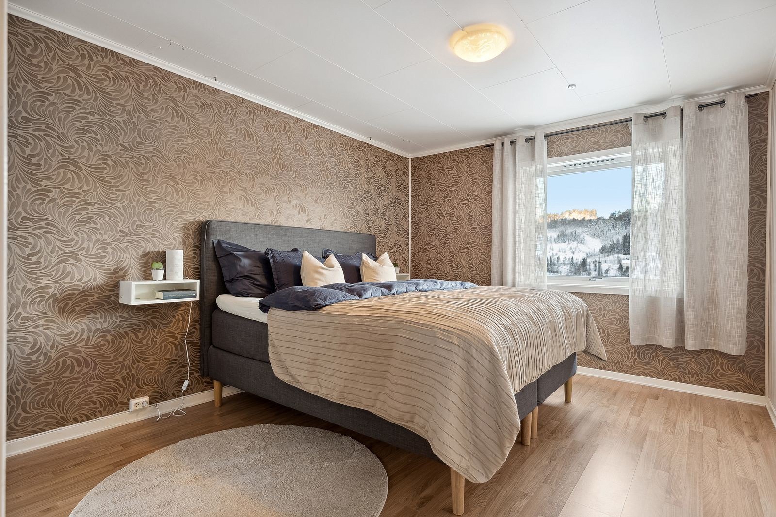 Hovedsoverommet med god plass til dobbeltseng og annet møblement. Galleribilde