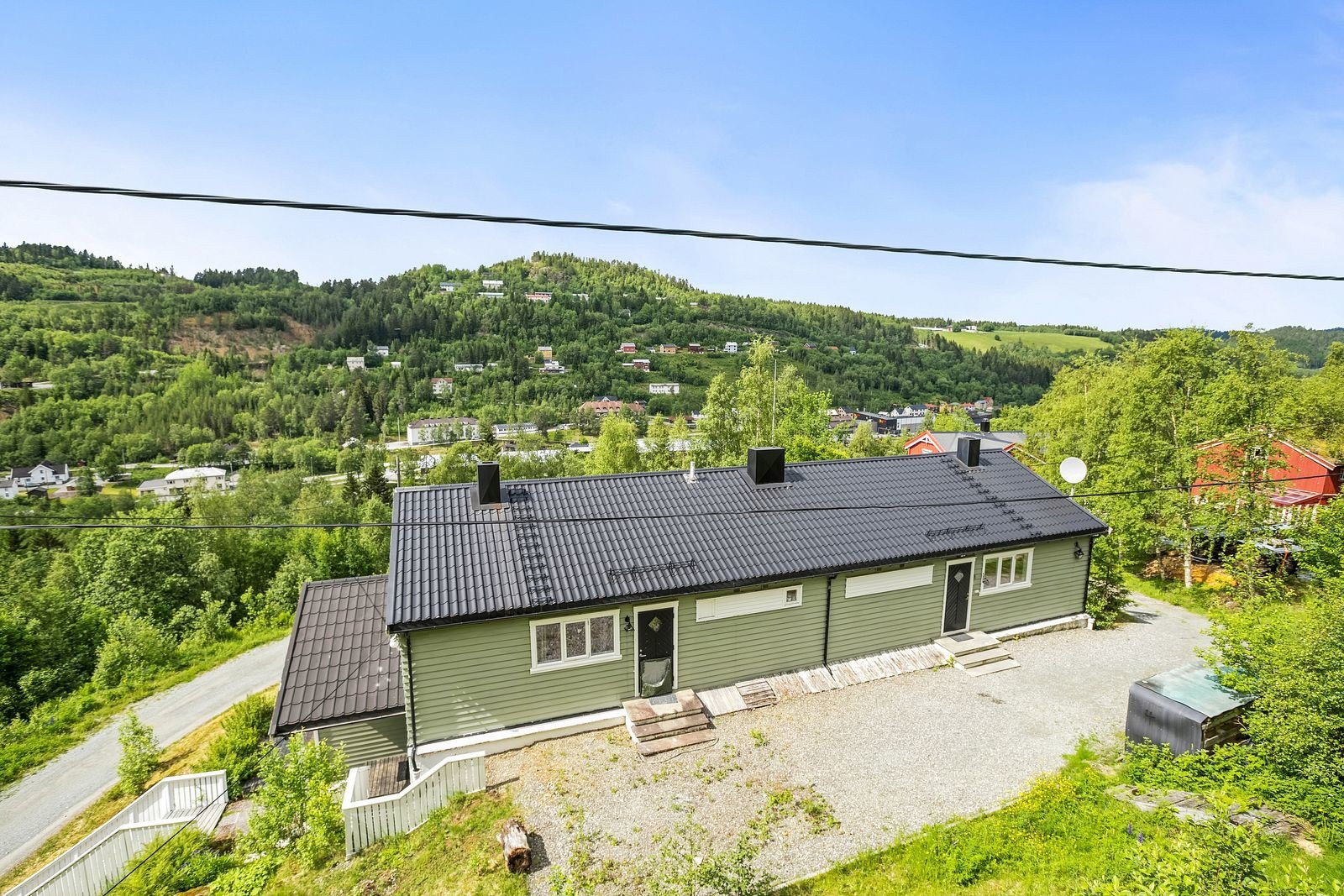 Nærmeste dagligvare er Coop Extra Løkken, hvor det blant annet tilbys post i butikk. Galleribilde