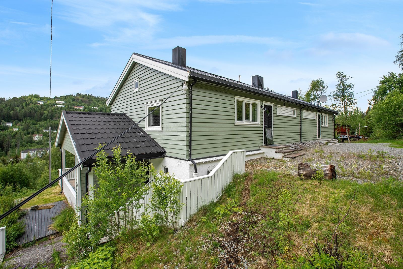 Boligen ligger fint til oppe på en høyde med flott utsikt utover Løkken Verk. Galleribilde