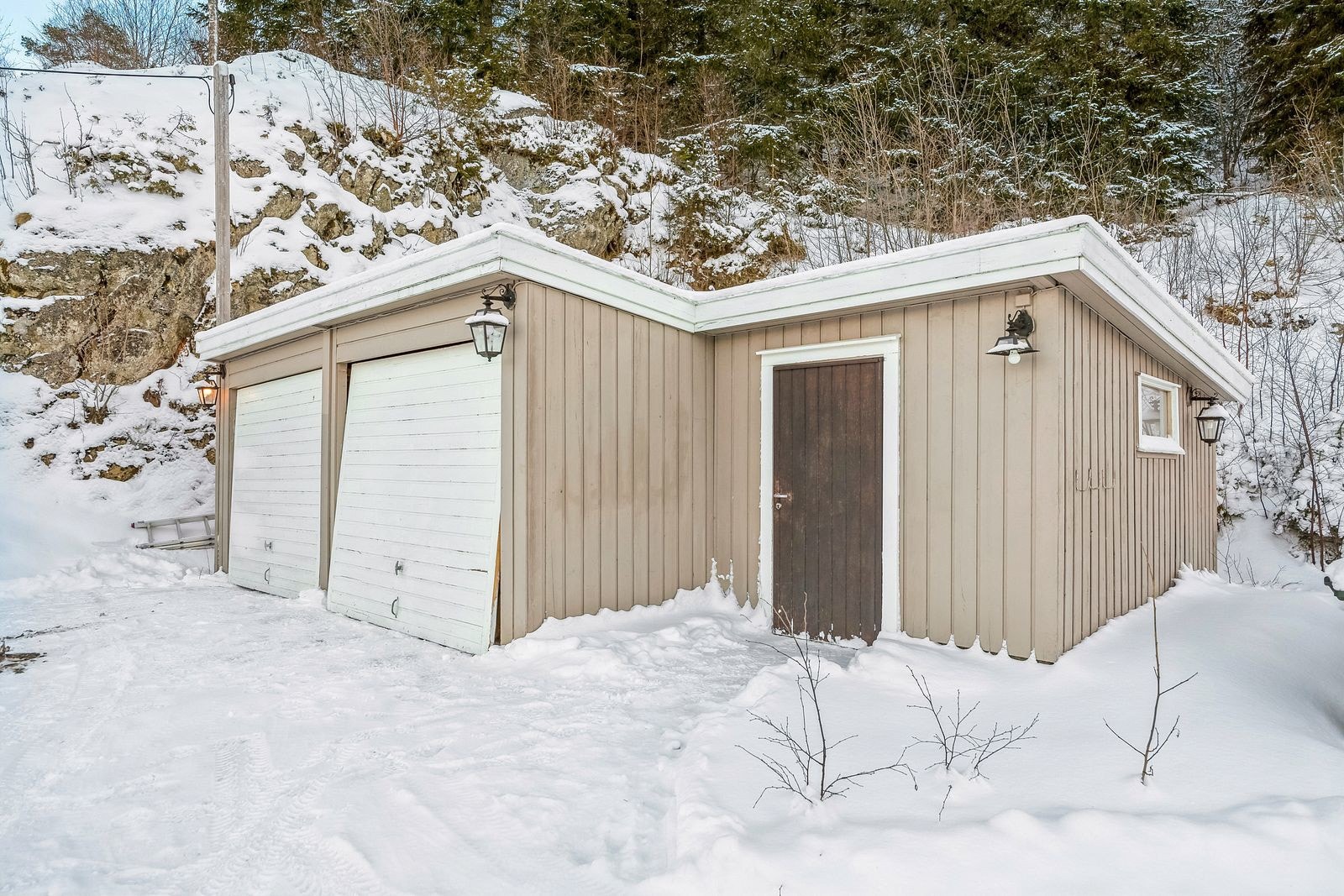 Dobbelgarasje med vedbod. Vedbod ble tilbygd i 1993. Galleribilde