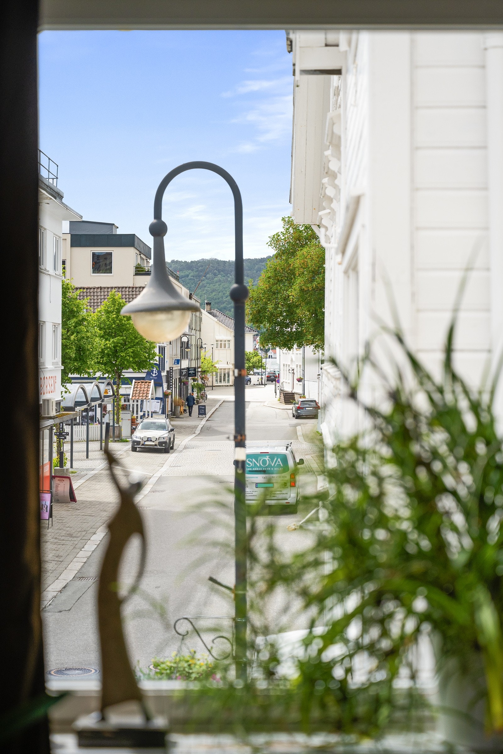 Fra leiligheten har man også flott utsikt nedover Elvegaten. Galleribilde