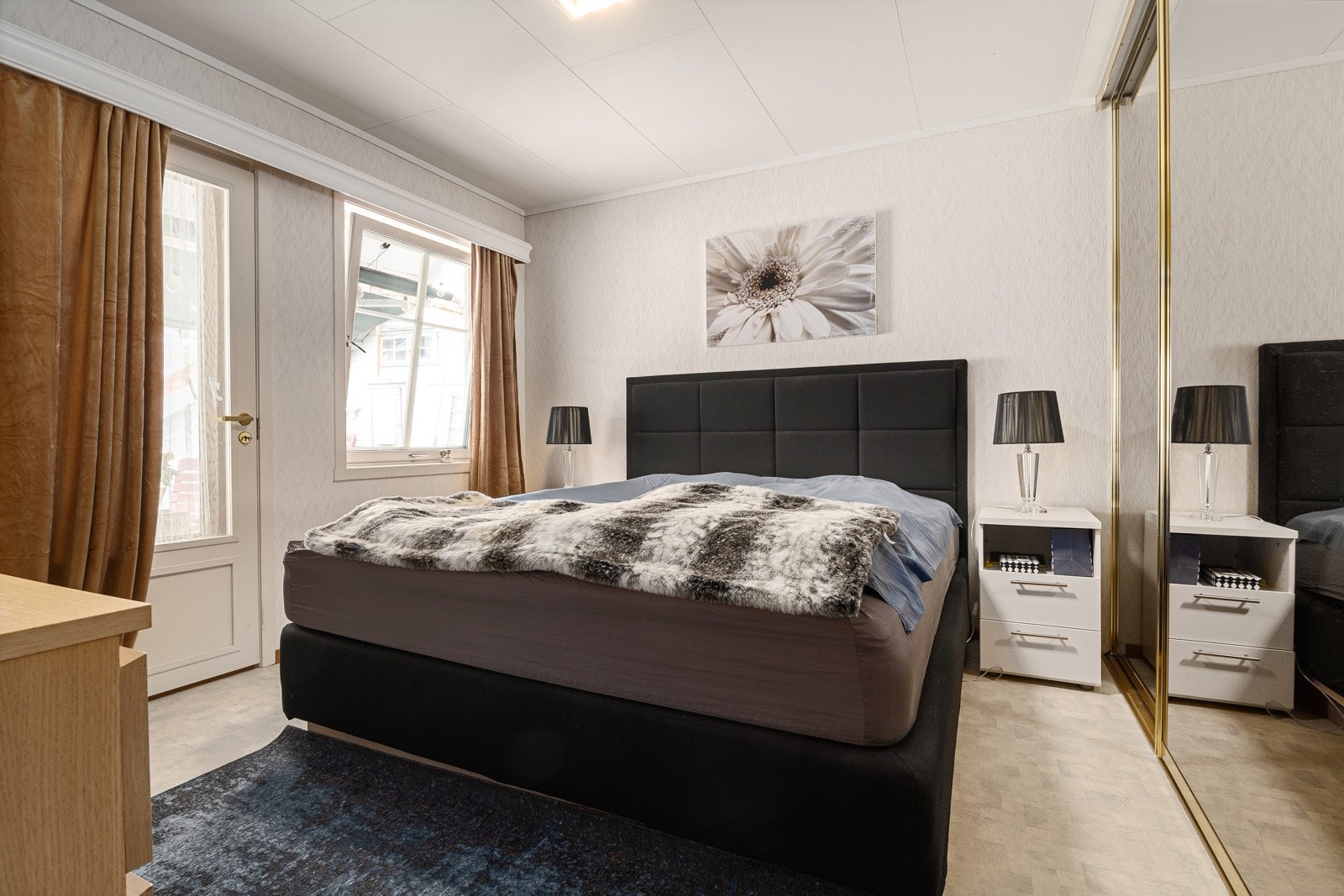 Stort soverom med god garderobeplass. Galleribilde