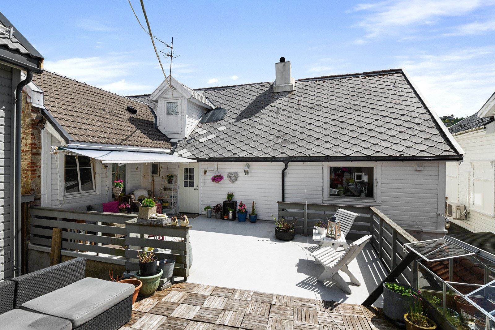 Stor terrasse med gode solforhold. Galleribilde